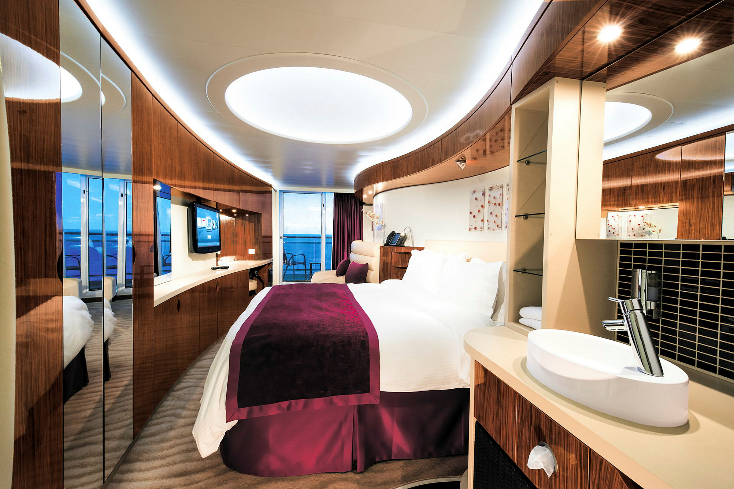 Moderne hotellrom med romslig design, stor seng og havutsikt. (AI-generert tekst)