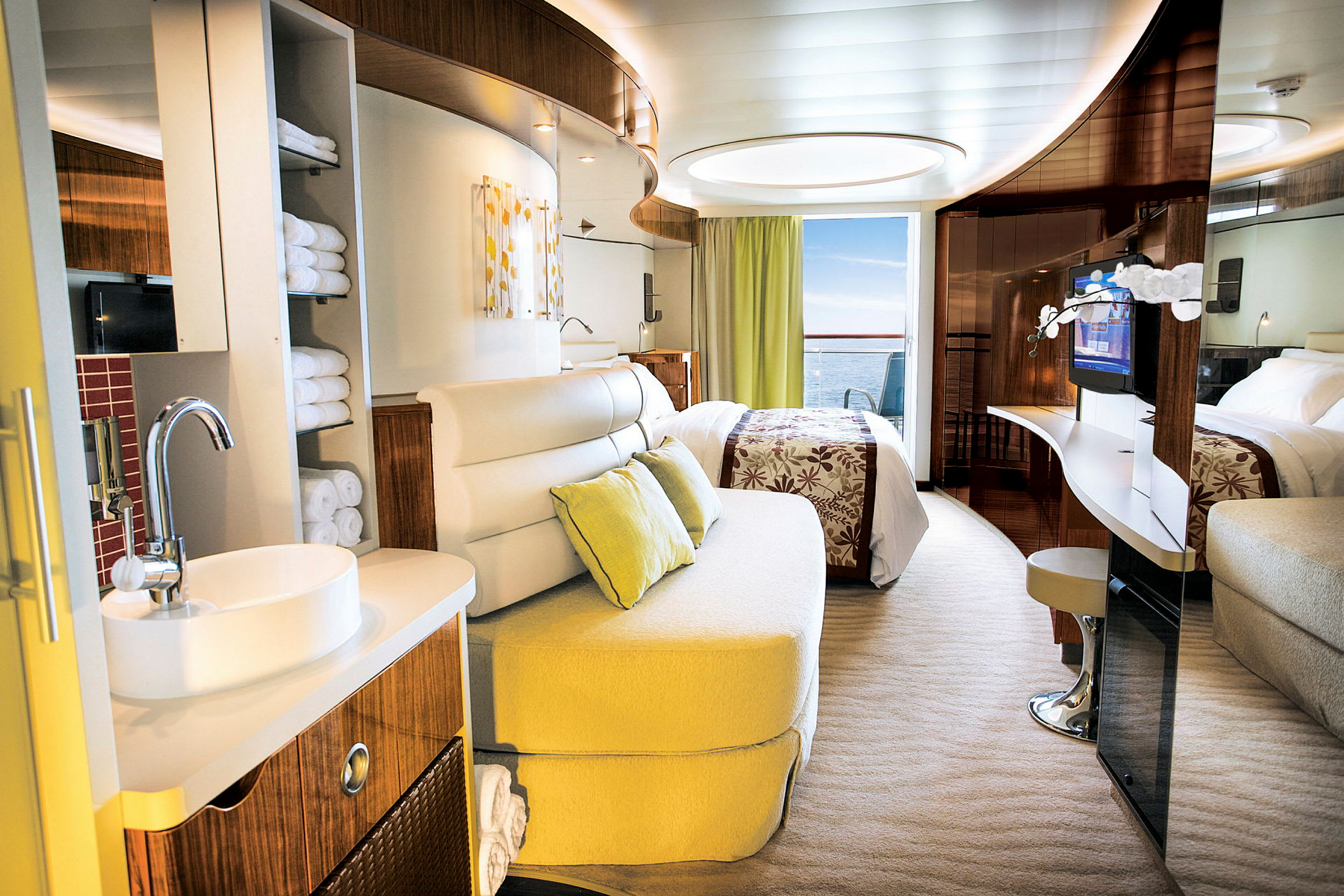 Moderne hotellrom med havutsikt. (AI-generert tekst)