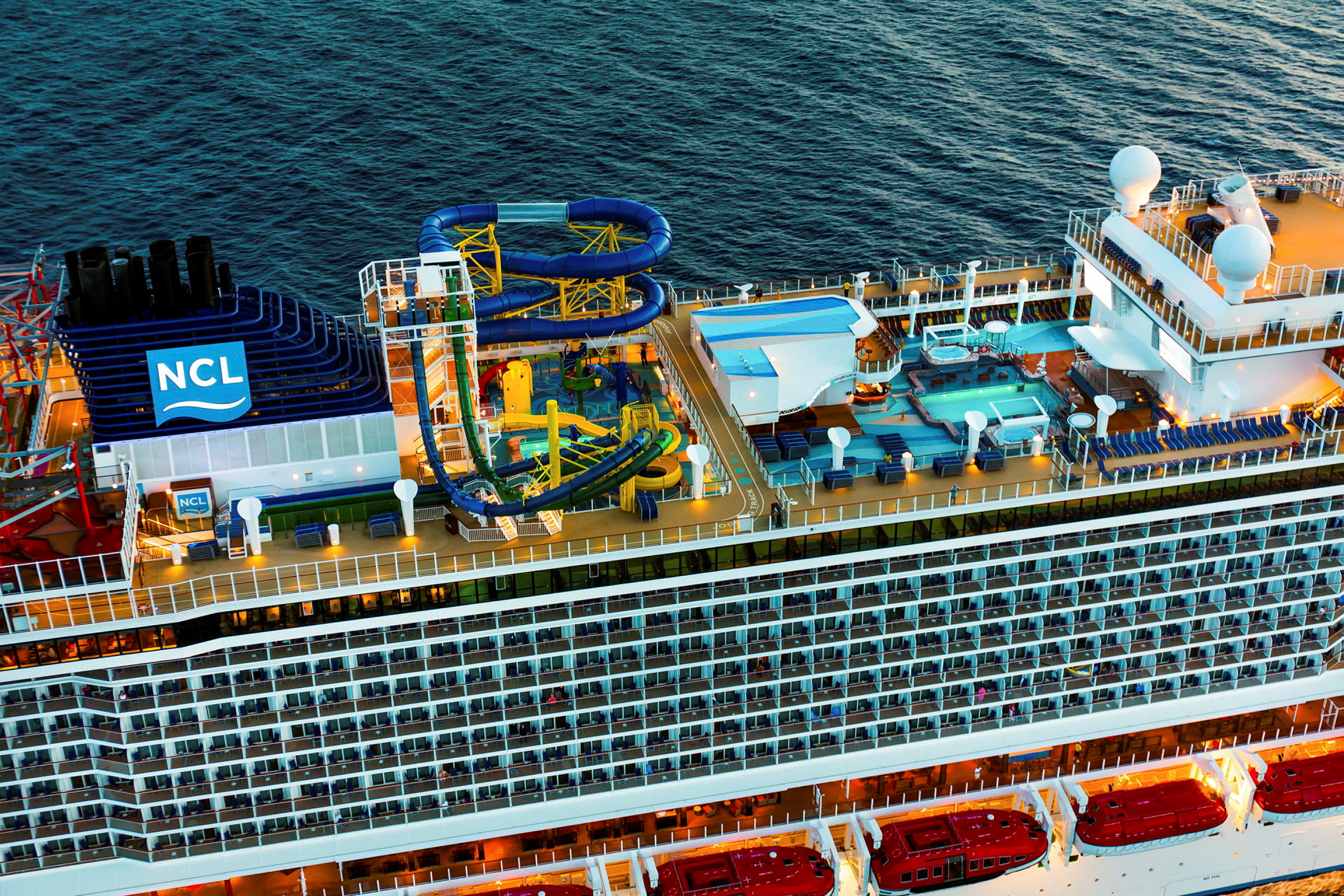 Et cruiseskip med vannsklier, basseng og flere dekk. (AI-generert tekst)