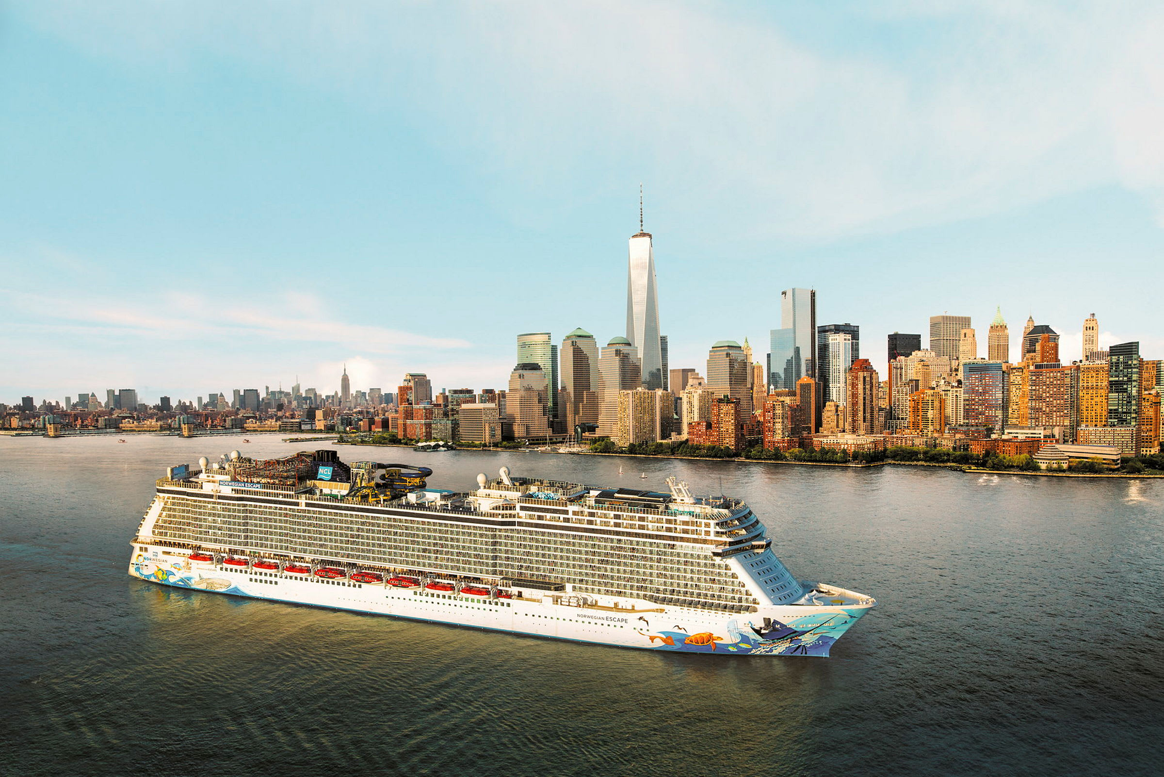 Cruiseskip som passerer foran en bys silhuett ved vannet. (AI-generert tekst)