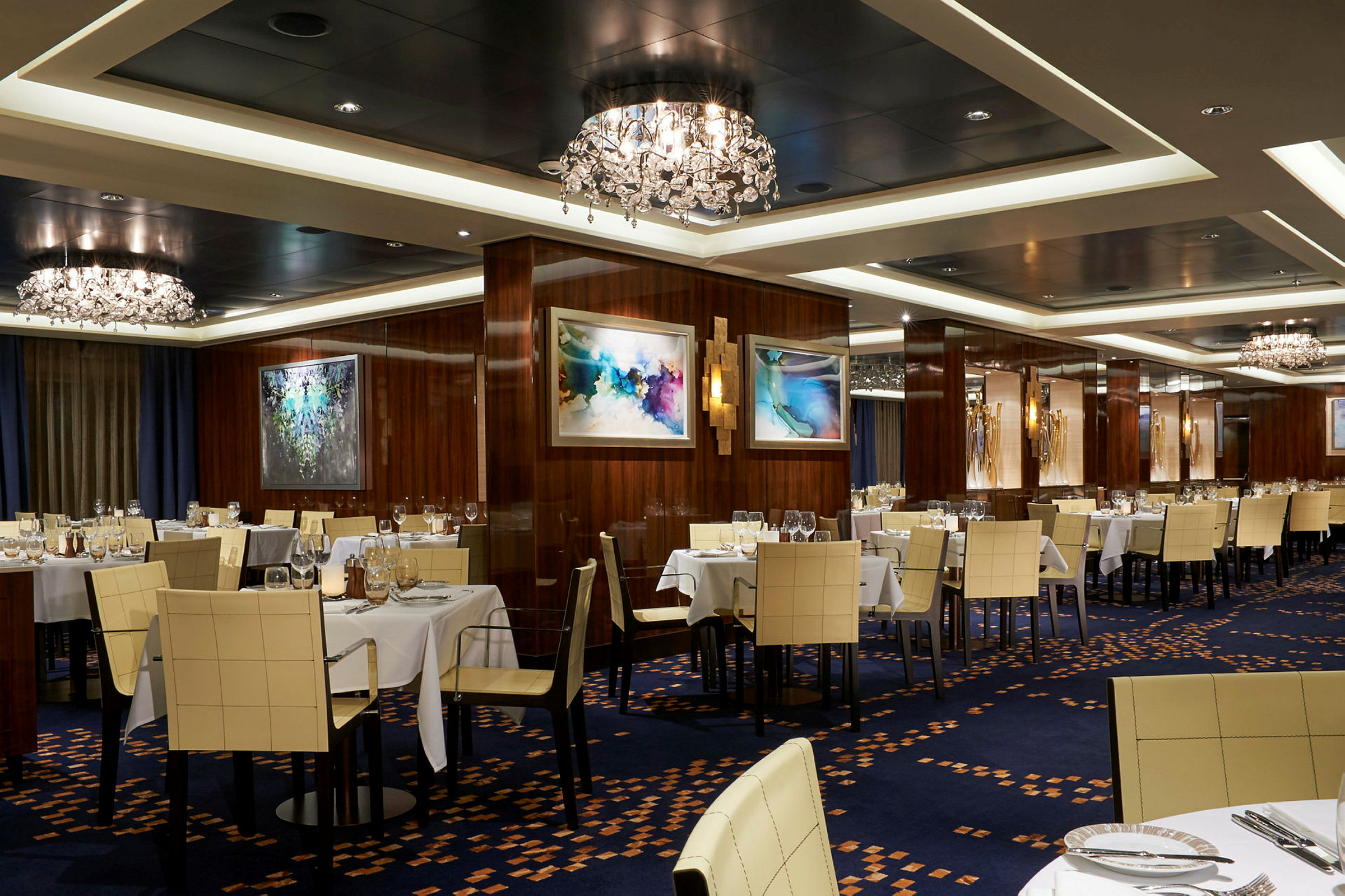 En restaurant med dekkede bord og elegant interiør. (AI-generert tekst)