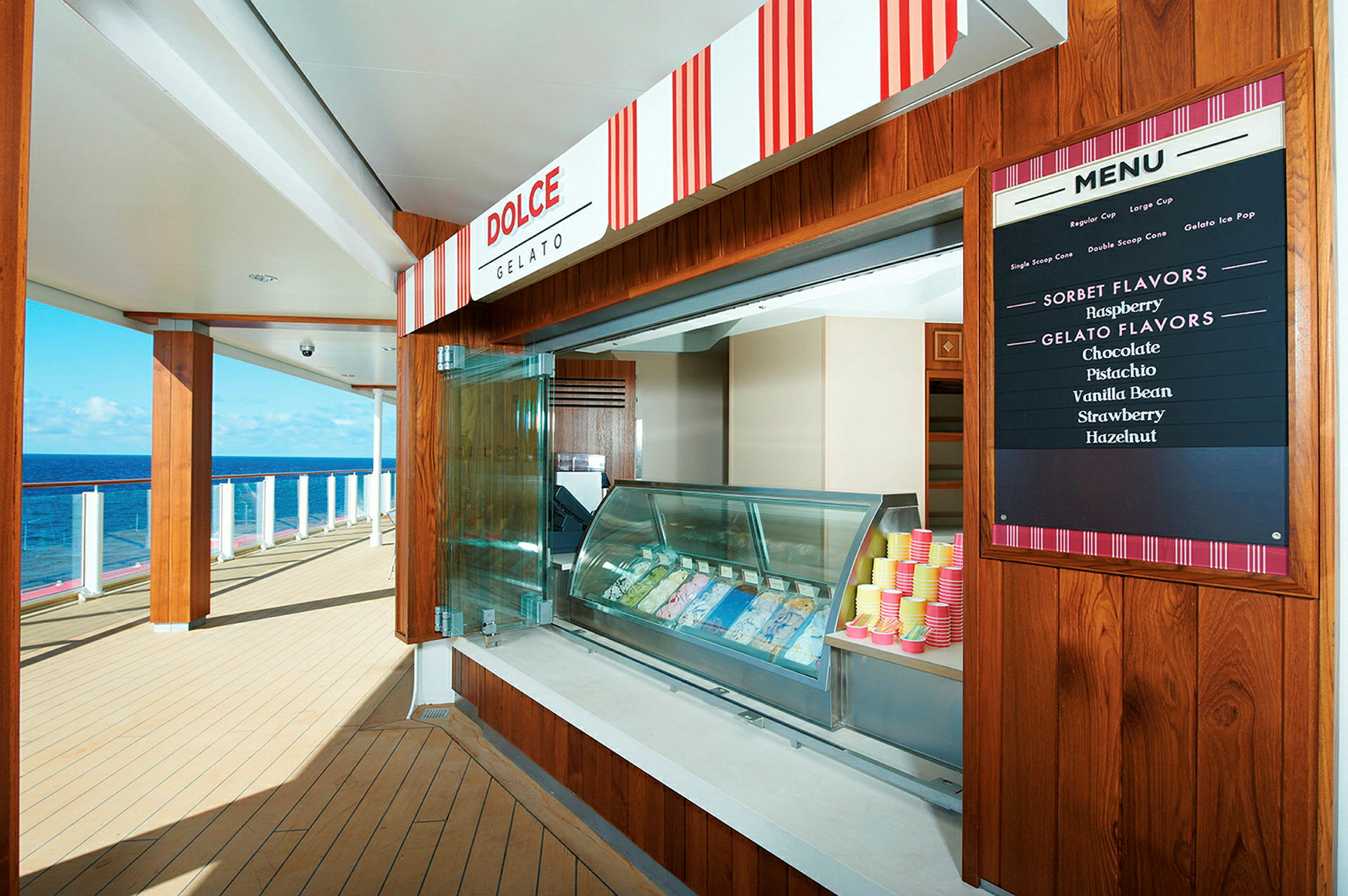 Iskiosk med meny og utsikt over havet. (AI-generert tekst)