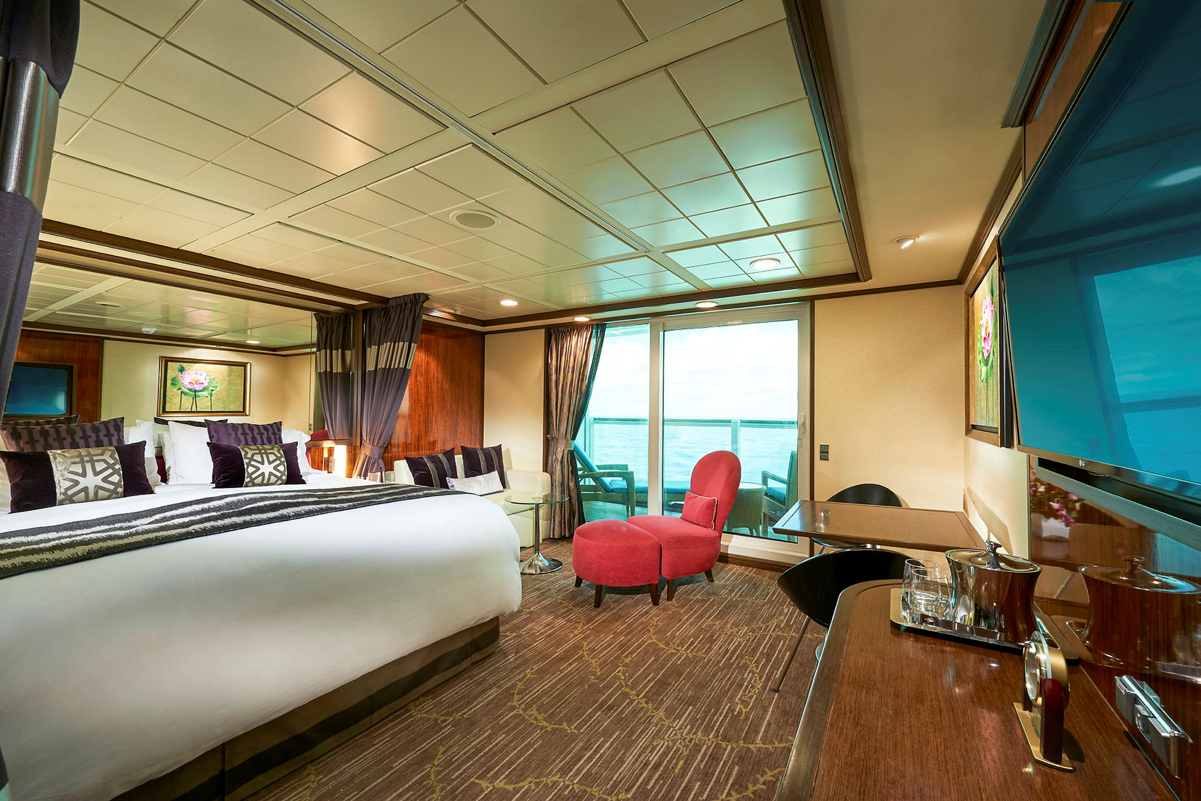 Lys og elegant hotellsuite med en stor seng og havutsikt. (AI-generert tekst)