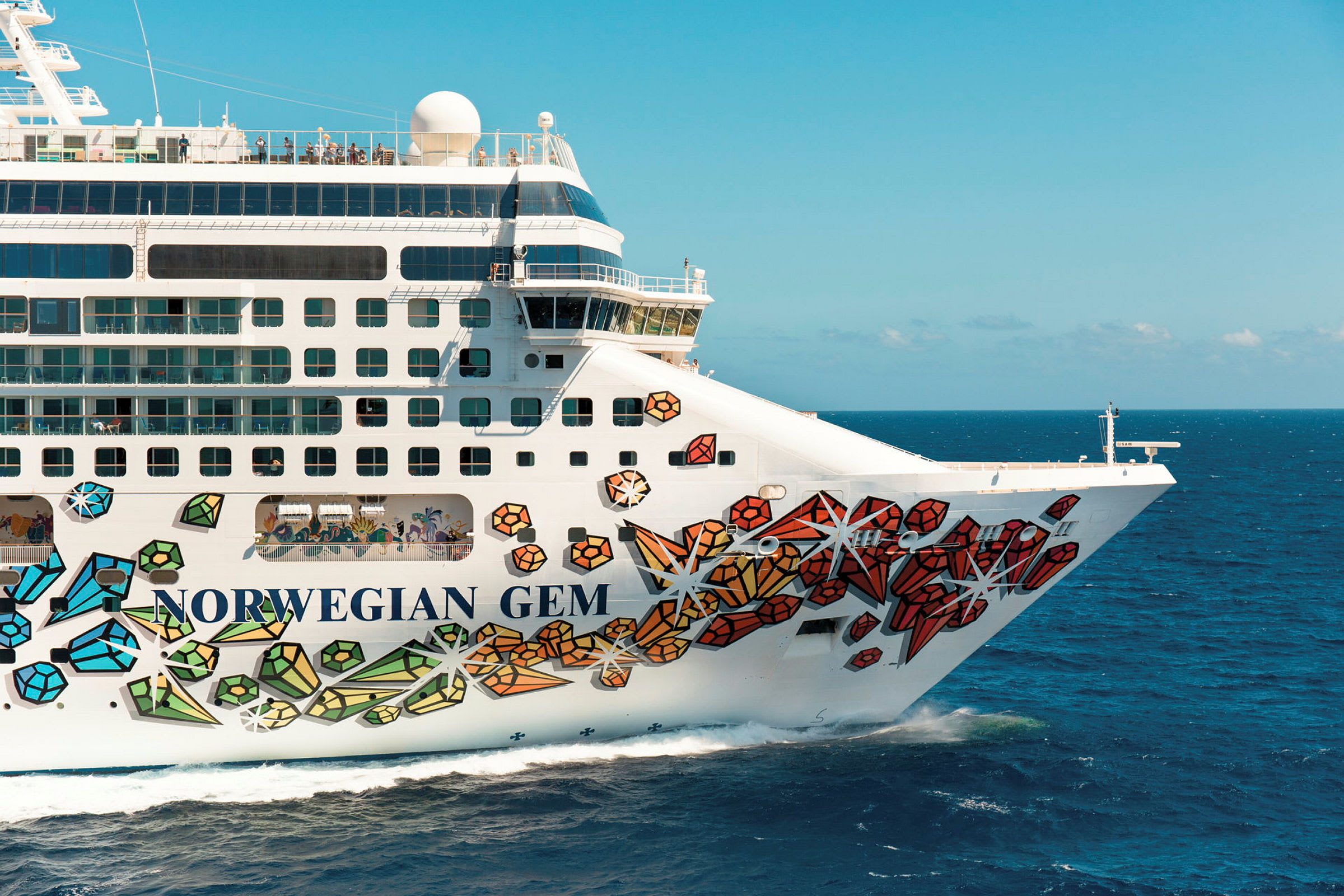 Et cruiseskip med dekorasjoner i form av fargede geometriske mønstre. (AI-generert tekst)