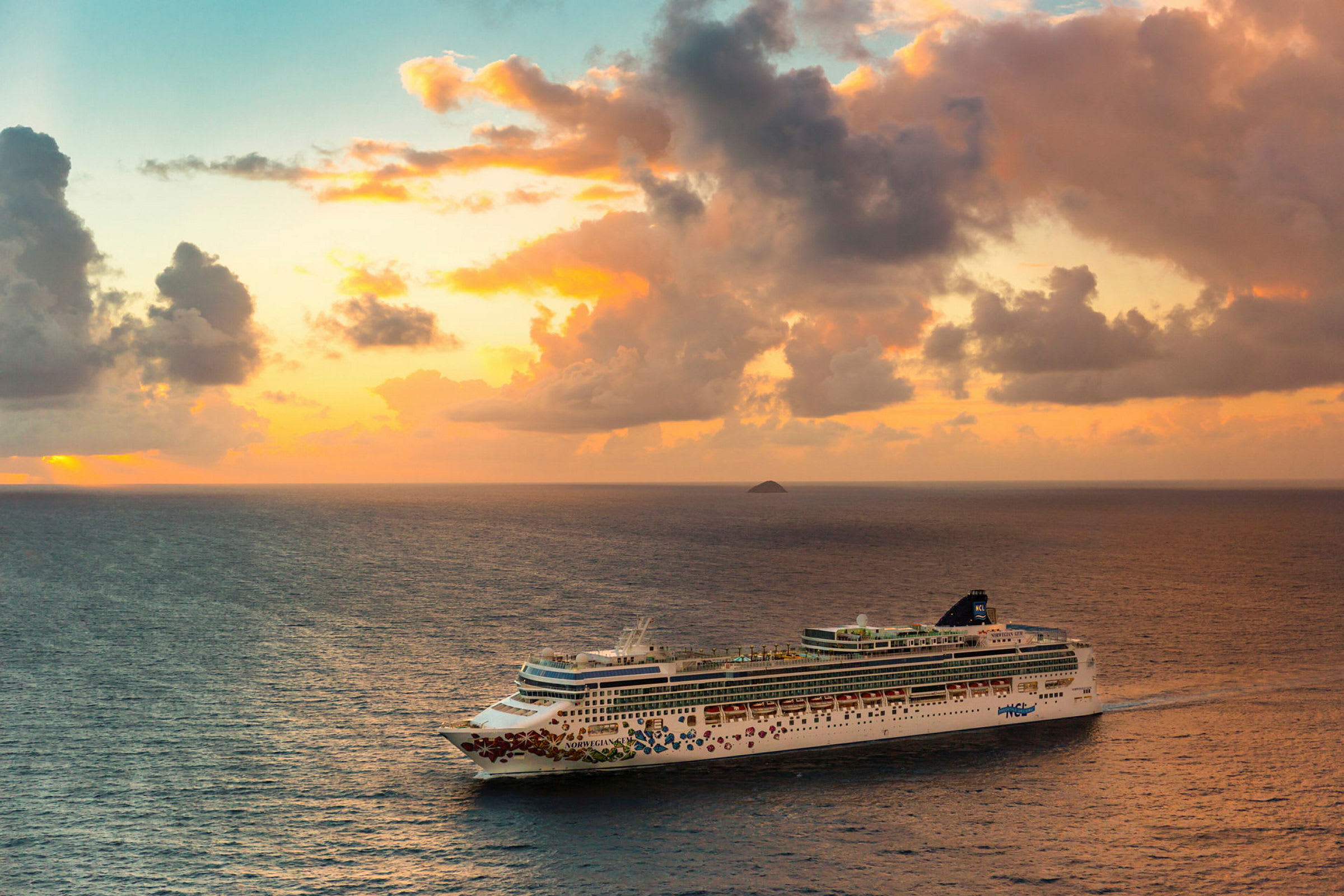 Cruiseskip som seiler på havet under solnedgang. (AI-generert tekst)