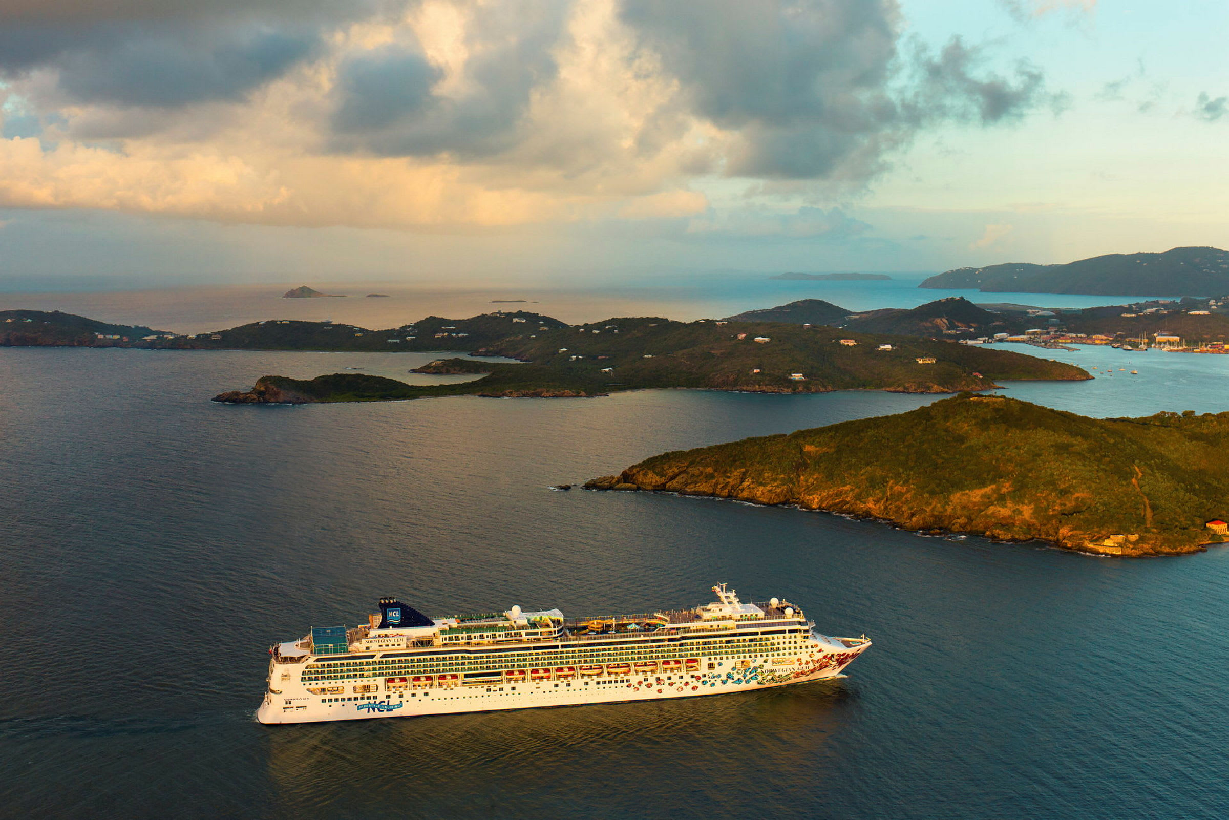 Et cruise skip på havet nær kystlinjen. (AI-generert tekst)