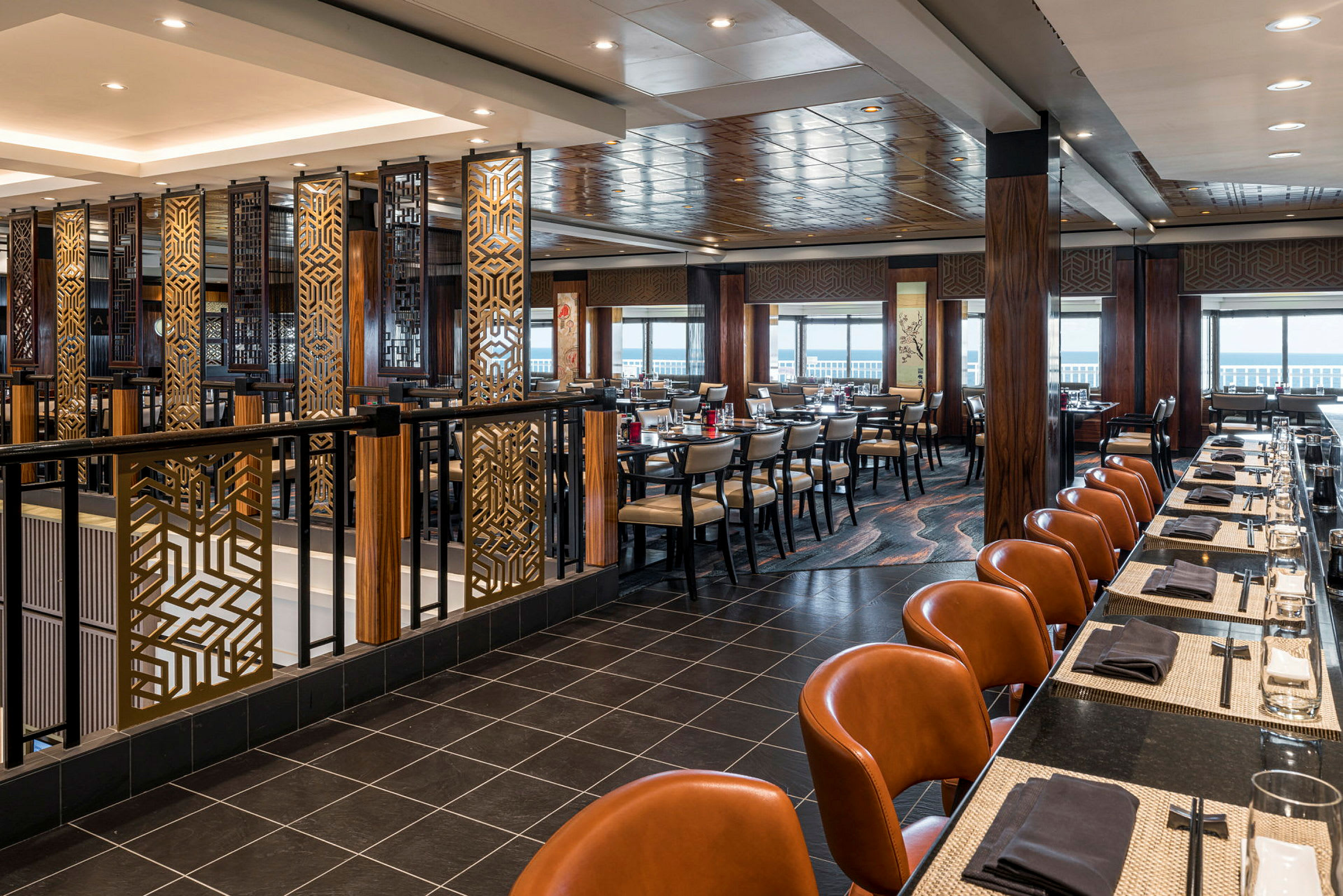 En elegant restaurant med brune lærstoler og fine bord og stoler. (AI-generert tekst)