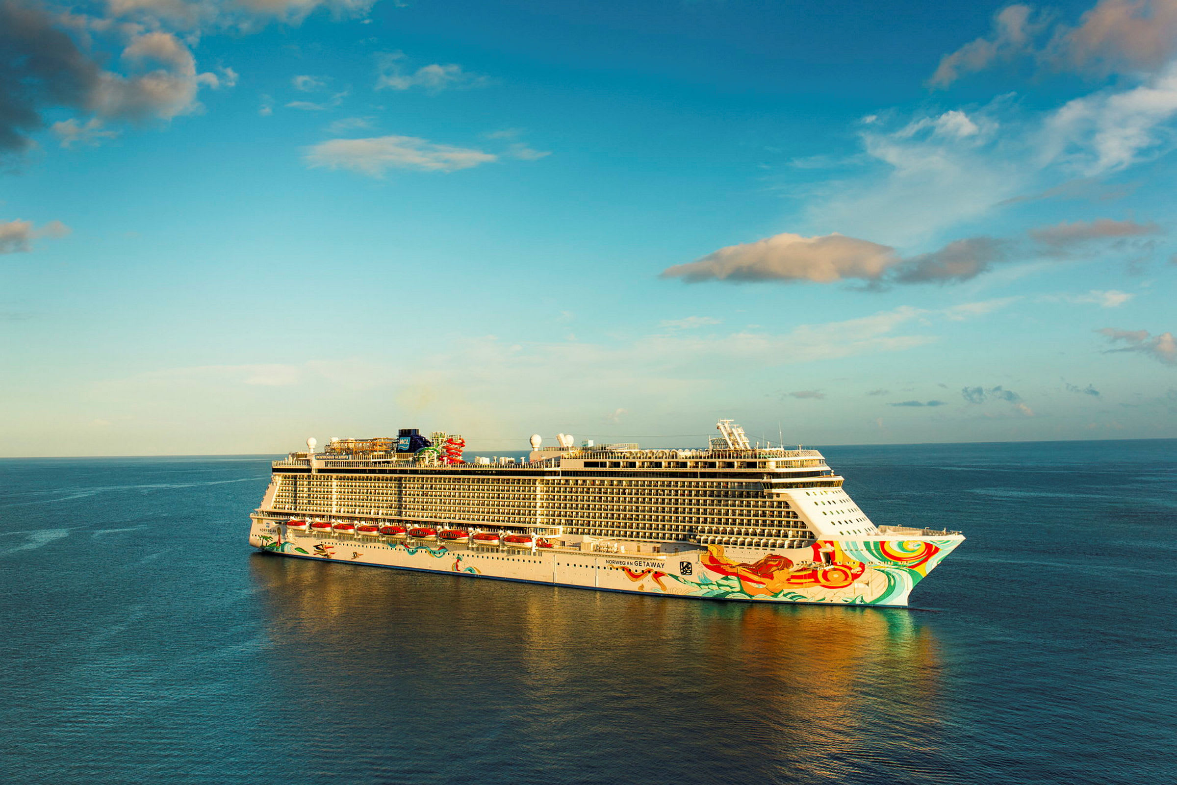 Et stort cruiseskip på havet under en klar himmel. (AI-generert tekst)