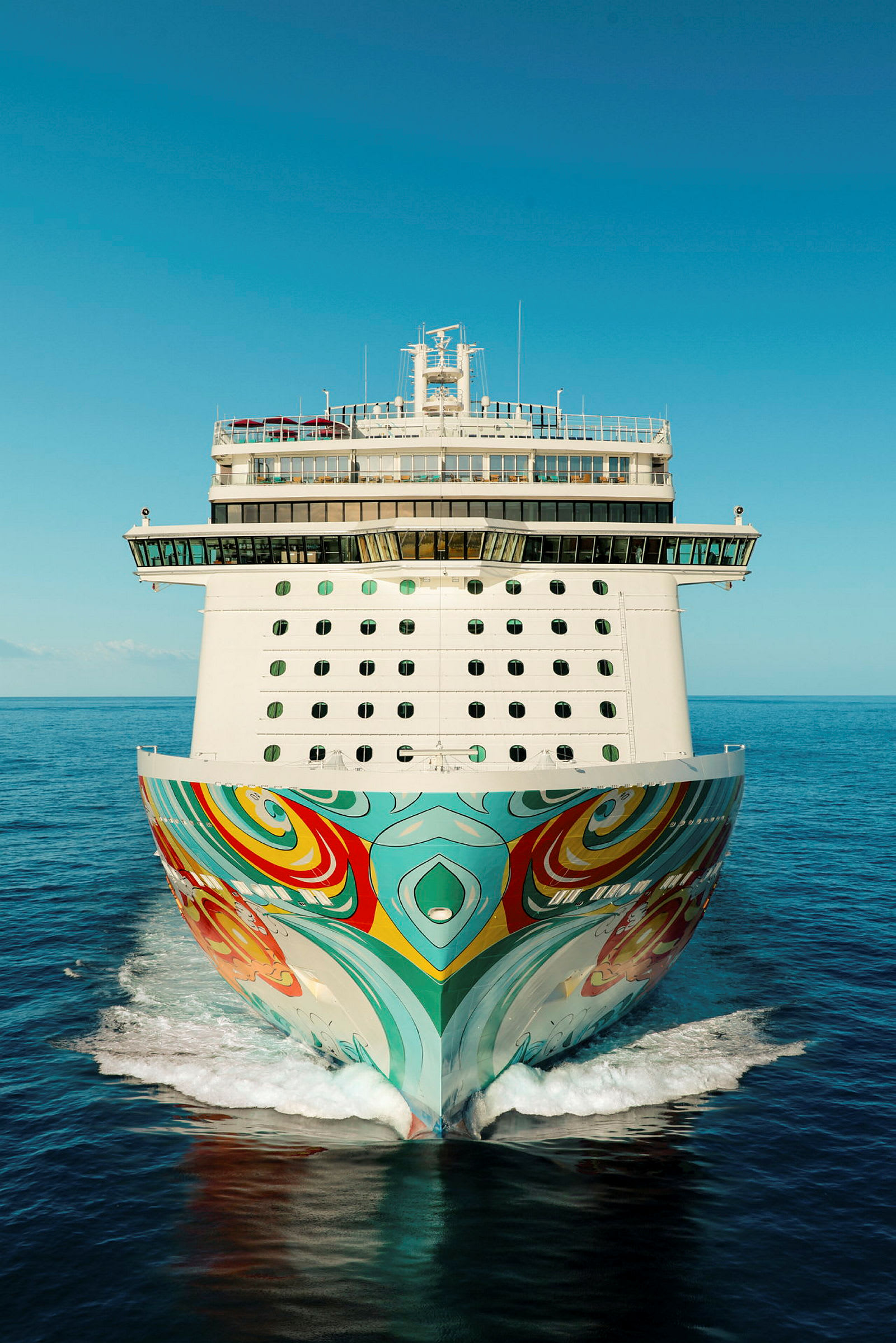 Et stort cruiseskip med fargerik malt baug. (AI-generert tekst)