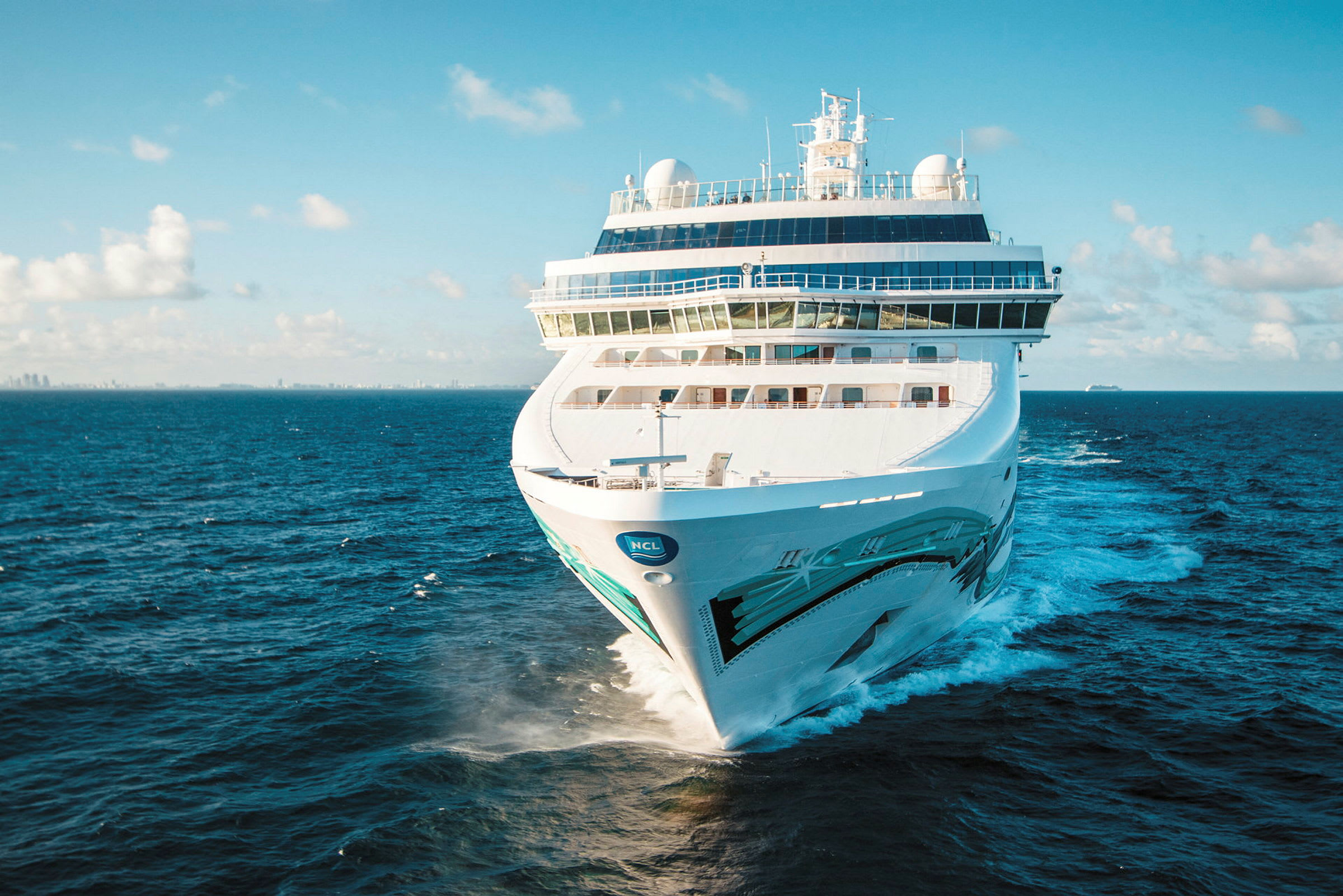 Cruisebåt som seiler på havet. (AI-generert tekst)