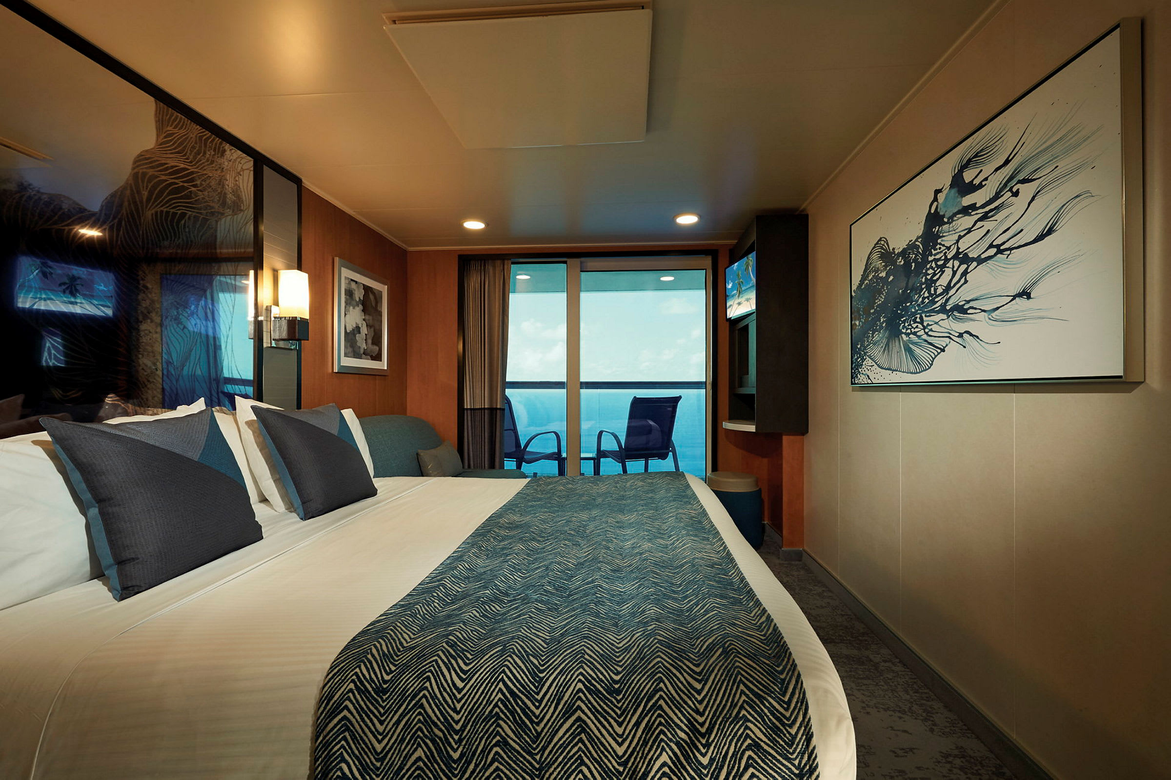 Et moderne hotellrom med en dobbeltseng, kunst på veggene og en balkong med utsikt over havet. (AI-generert tekst)