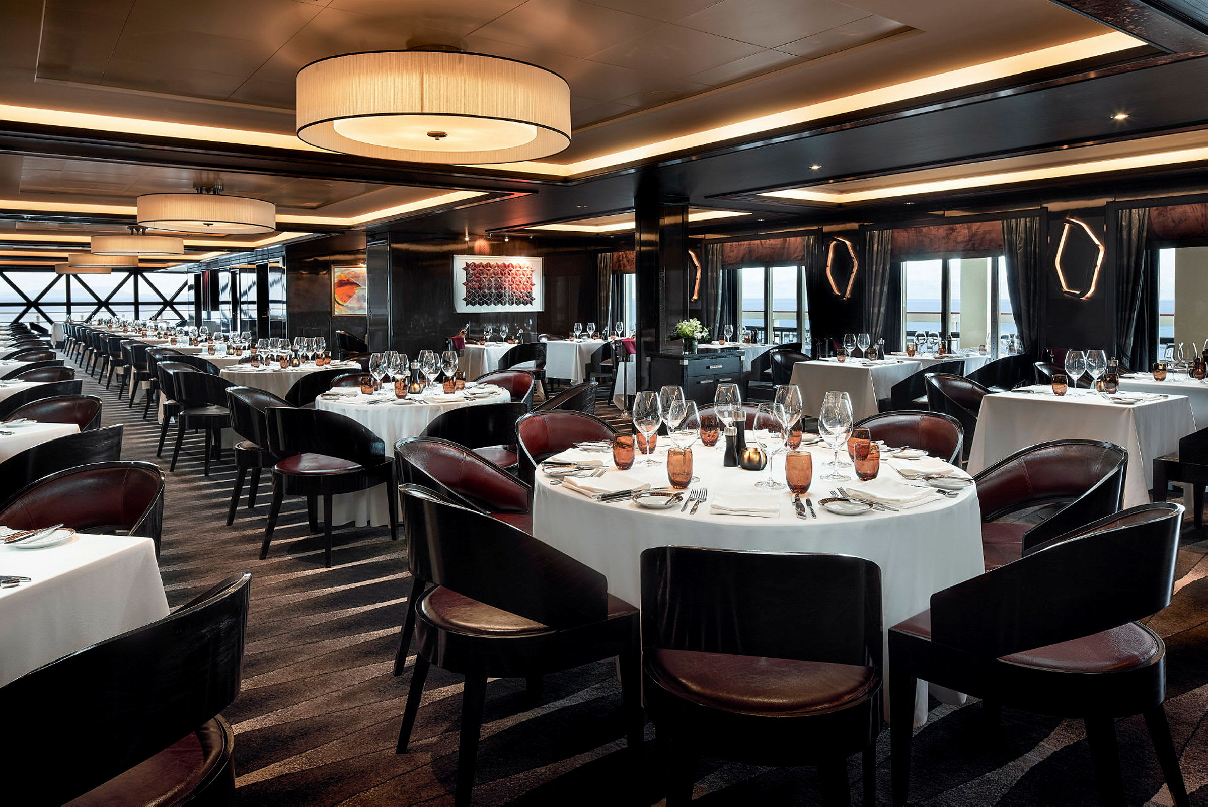 En elegant restaurant med dekkede runde bord og sitteplasser. (AI-generert tekst)