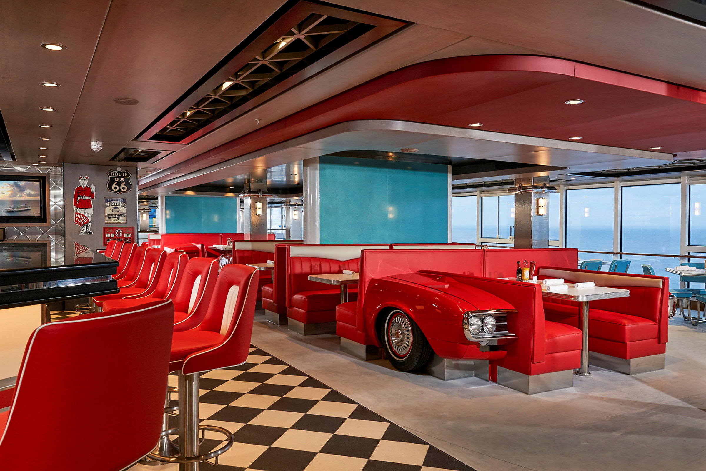 Interiør av en amerikansk diner med røde sofaer og en bardisk omgitt av røde stoler. (AI-generert tekst)