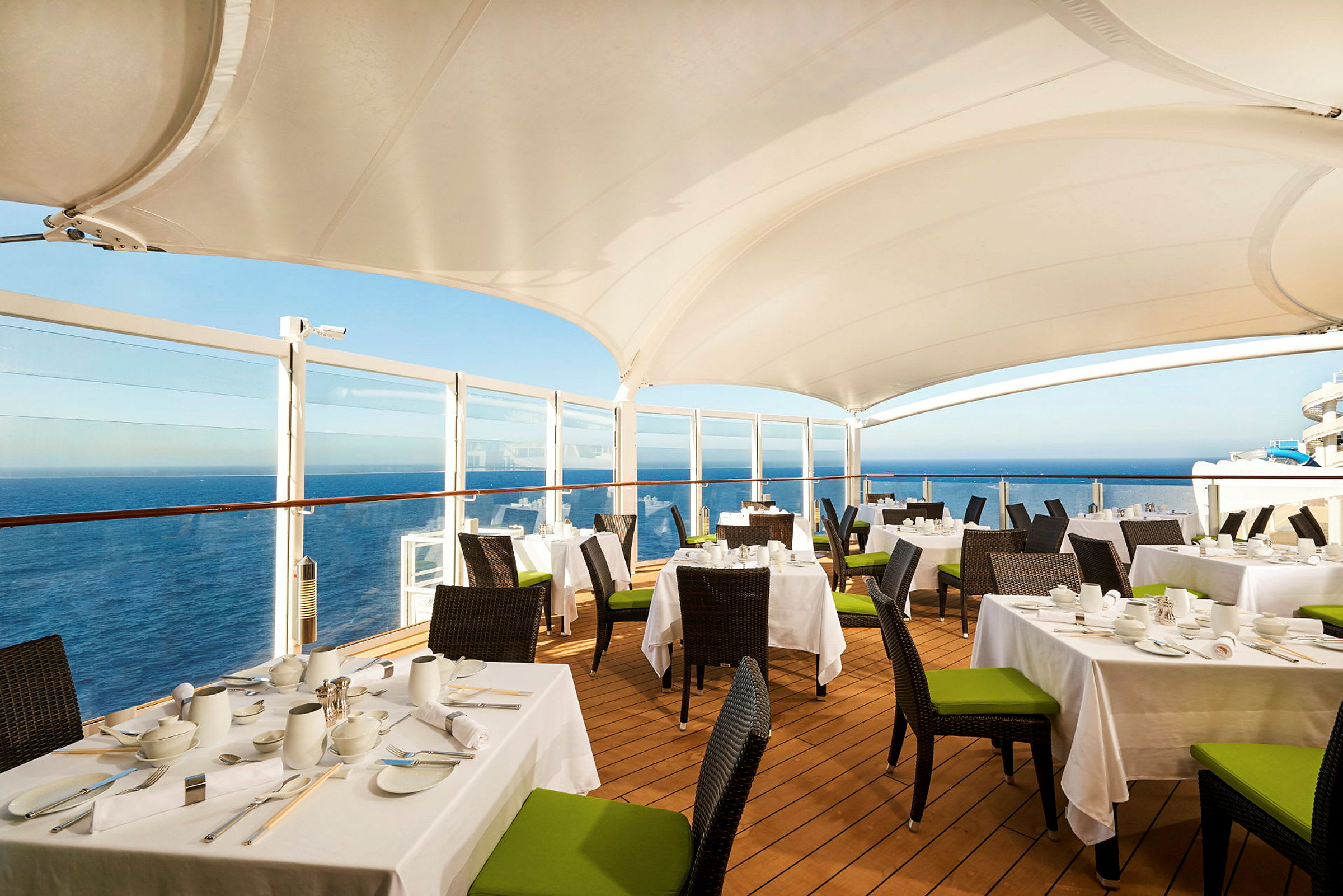 Utendørs restaurant med havutsikt. (AI-generert tekst)