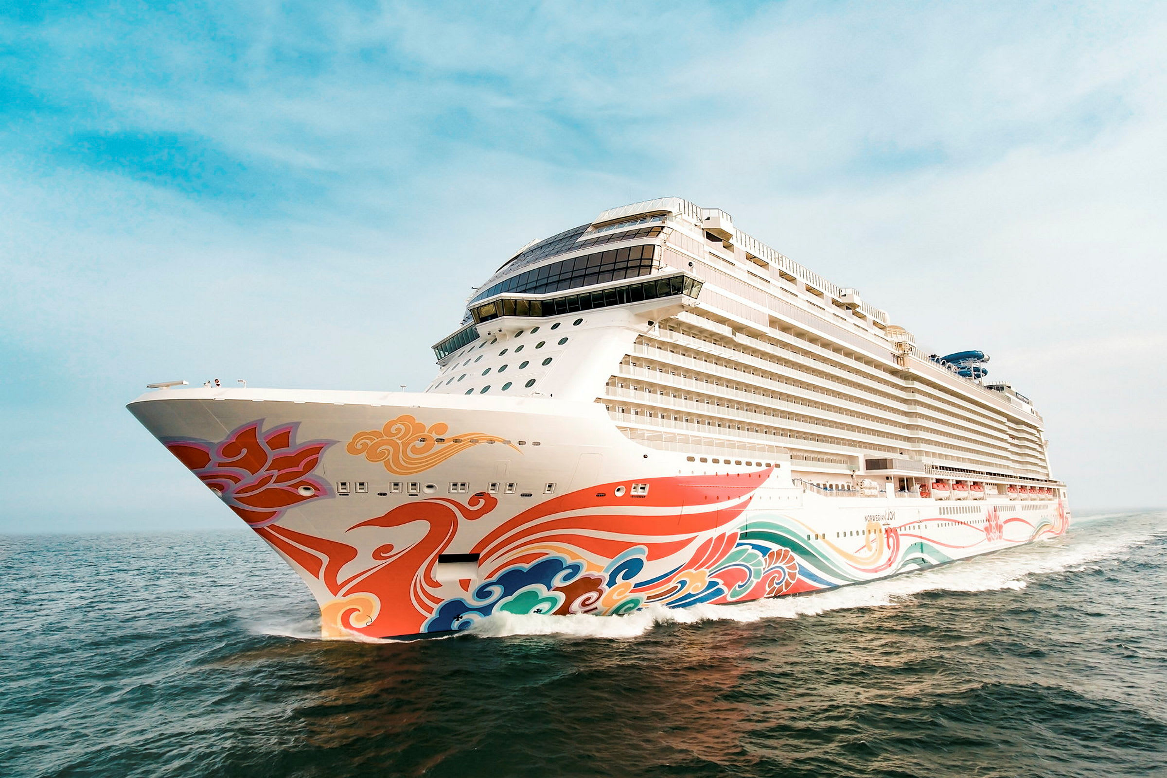Cruiseskip med fargerike dekorasjoner på havet. (AI-generert tekst)