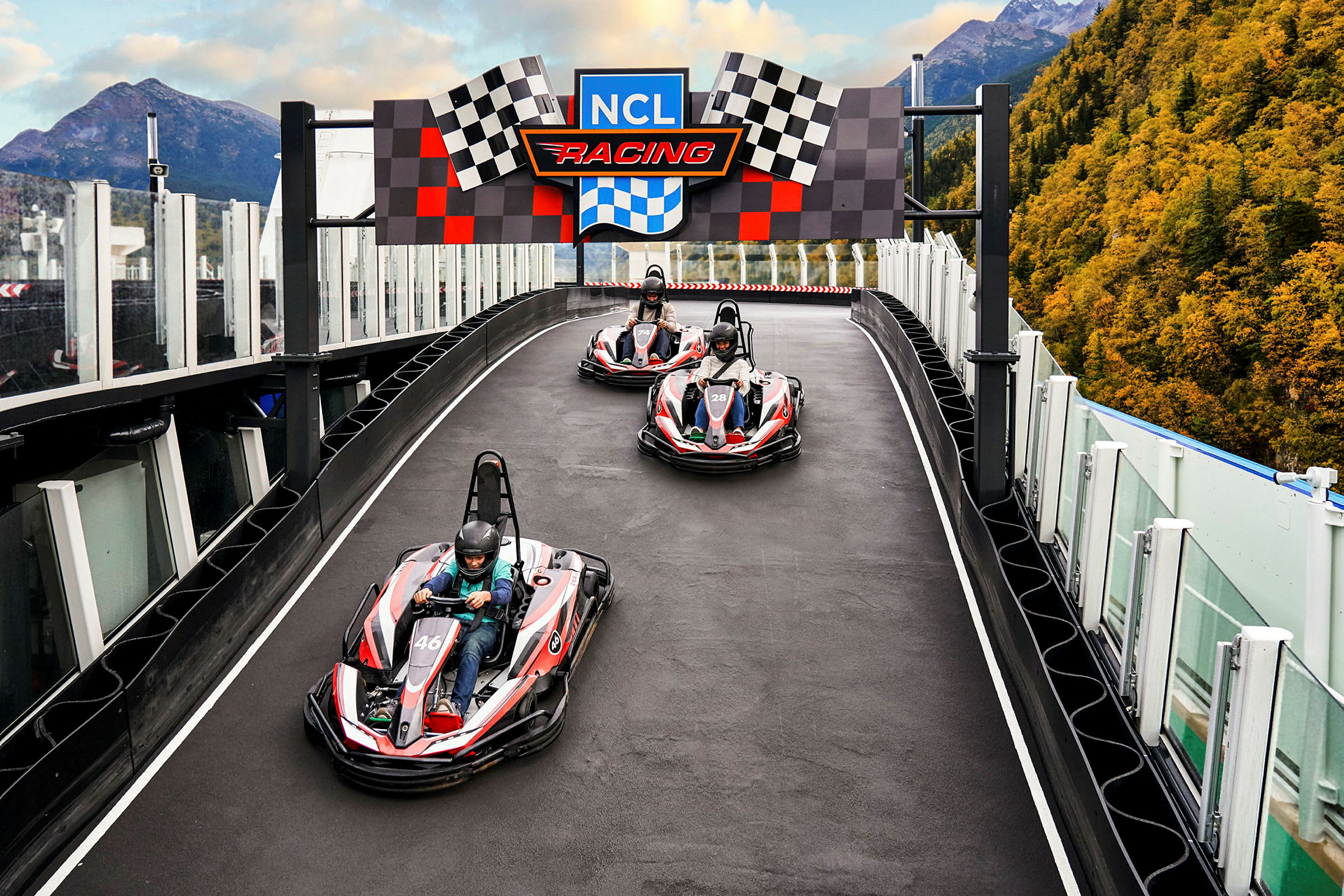 Go-kart-bane med tre konkurrerende go-karts under en bro med sjakkmønster i bakgrunnen. (AI-generert tekst)