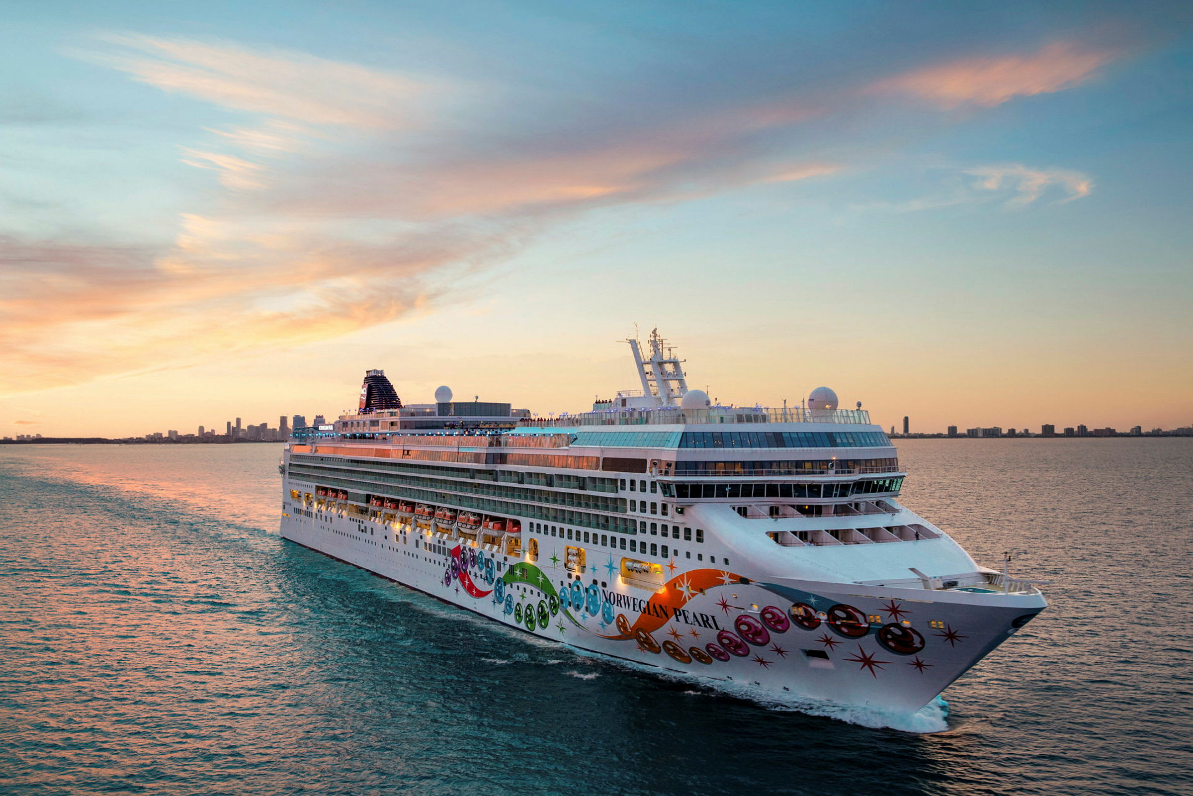 Et cruiseskip på havet ved solnedgang. (AI-generert tekst)
