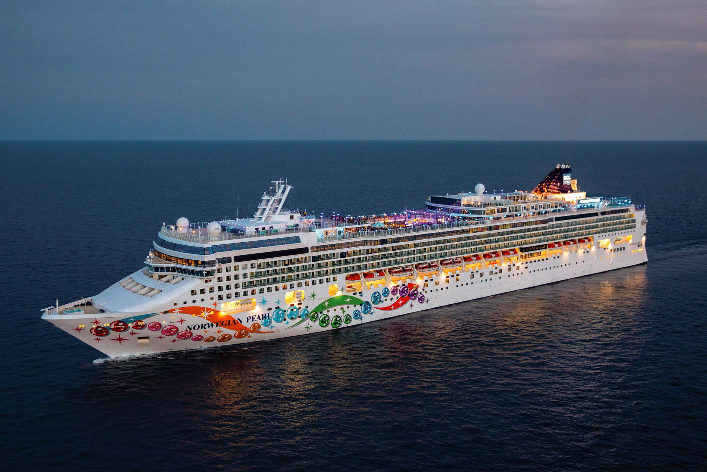 Bilde av cruiseskipet Norwegian Pearl på havet. (AI-generert tekst)