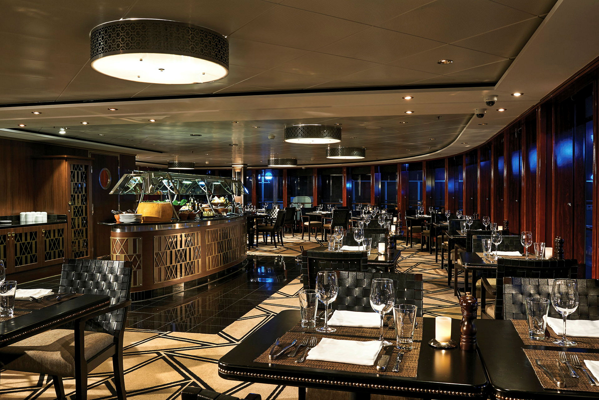 Bilde av en elegant restaurant med dekkede bord og belysning. (AI-generert tekst)