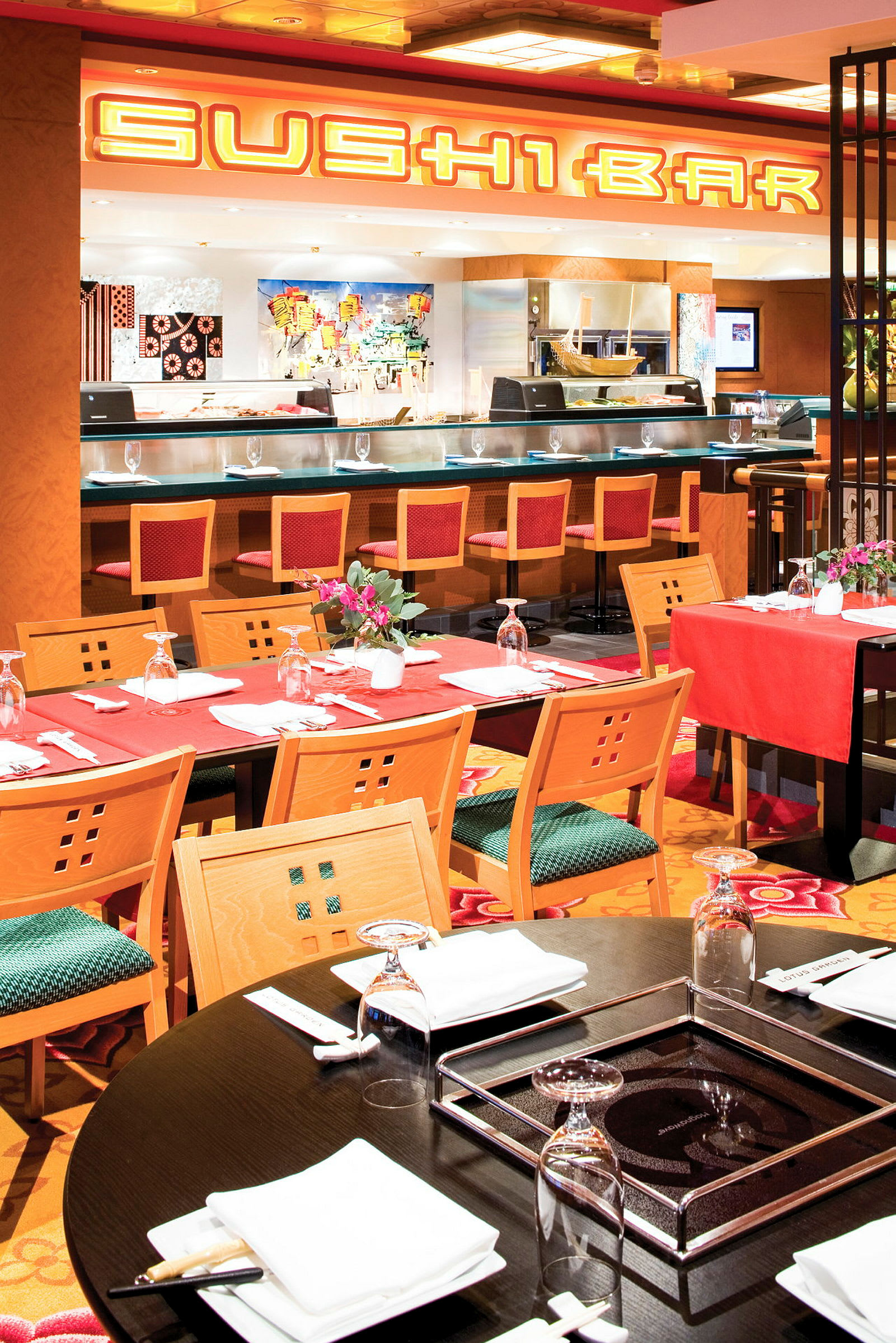 En sushi-restaurant med sitteplasser ved en bardisk og flere spisebord. (AI-generert tekst)