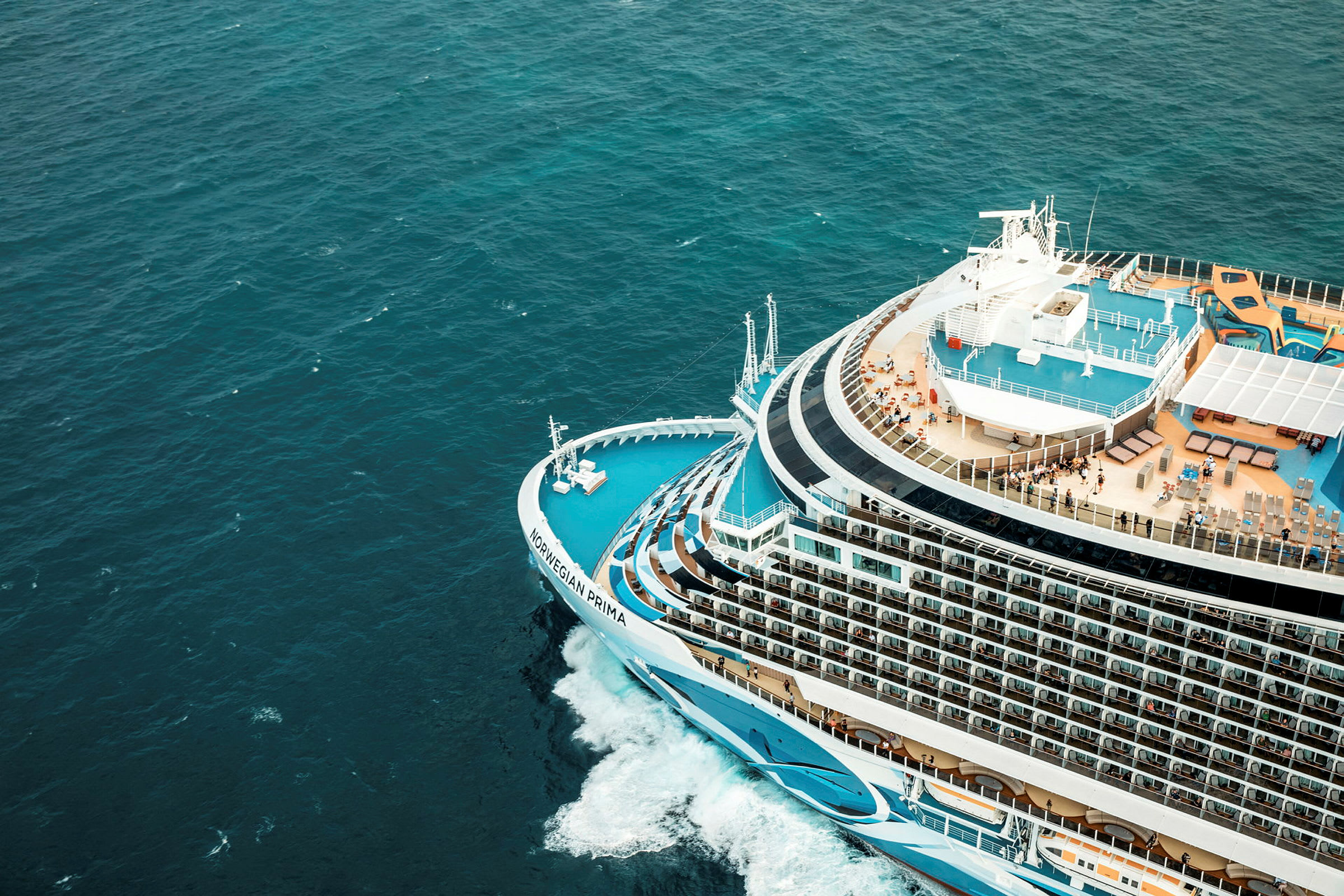 Cruiseskip på åpent hav. (AI-generert tekst)