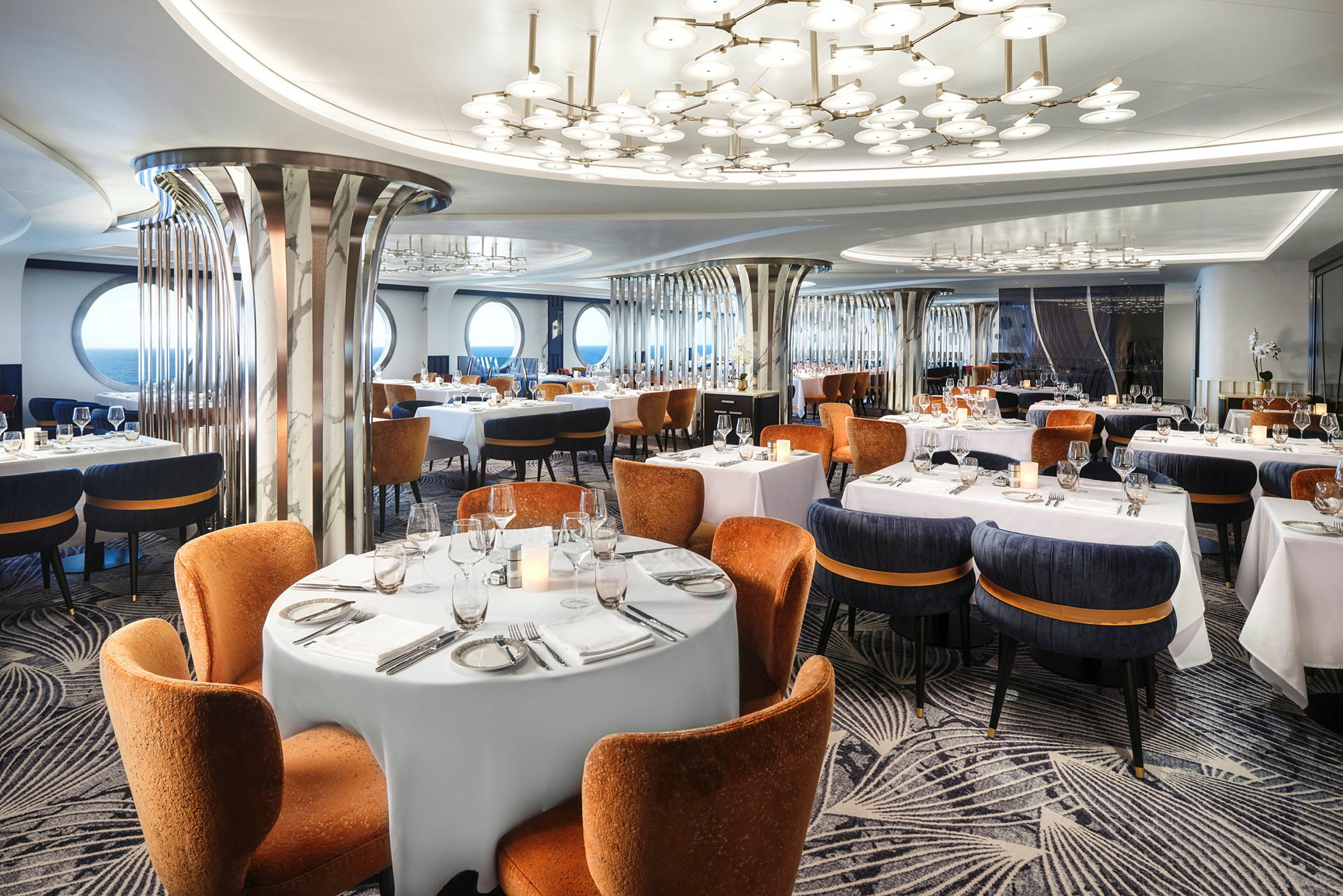 Elegant restaurant med bord dekket med hvite duker og fine stoler. (AI-generert tekst)