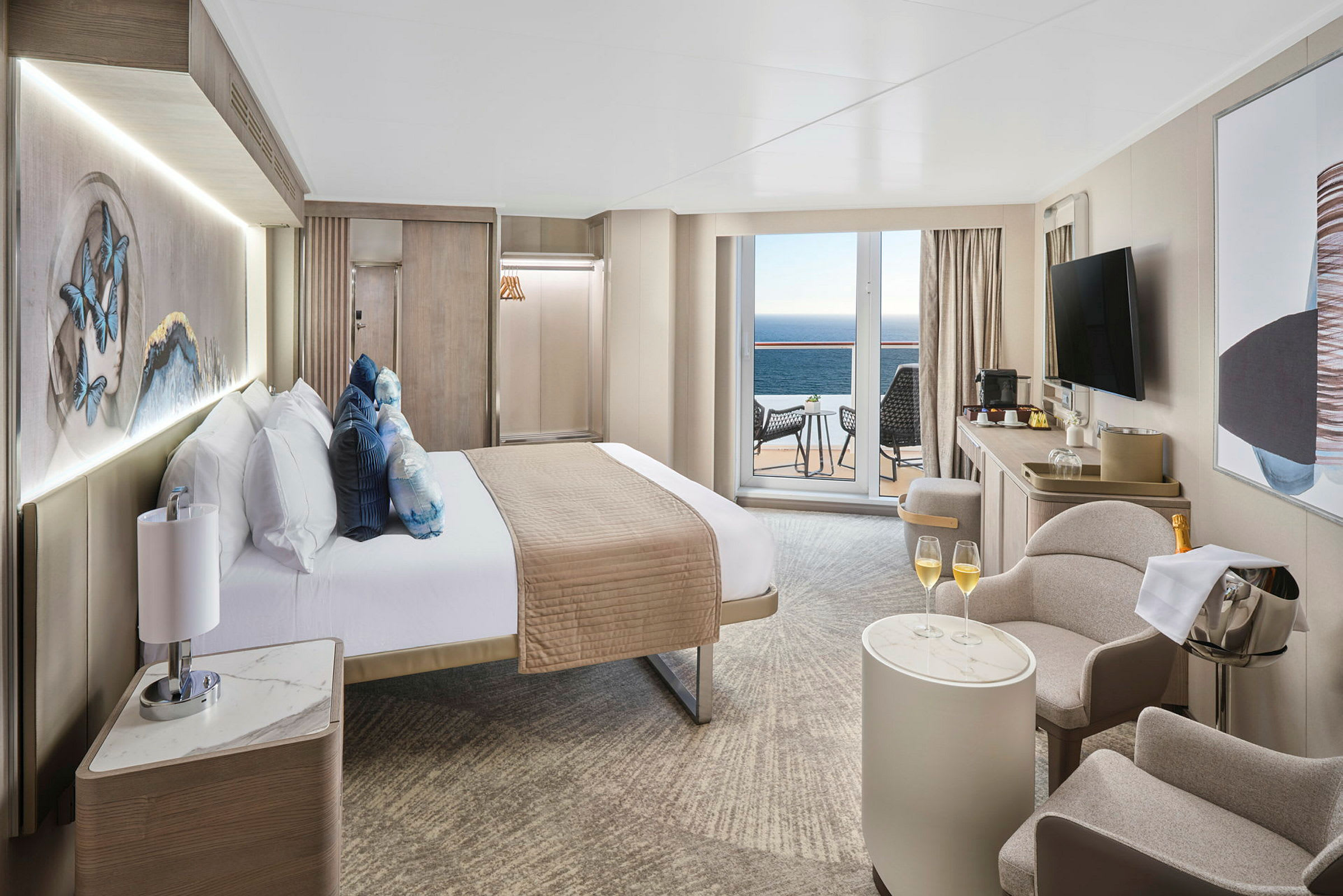 Bilde av et moderne hotellrom med en stor seng, sittegruppe og balkong med havutsikt. (AI-generert tekst)