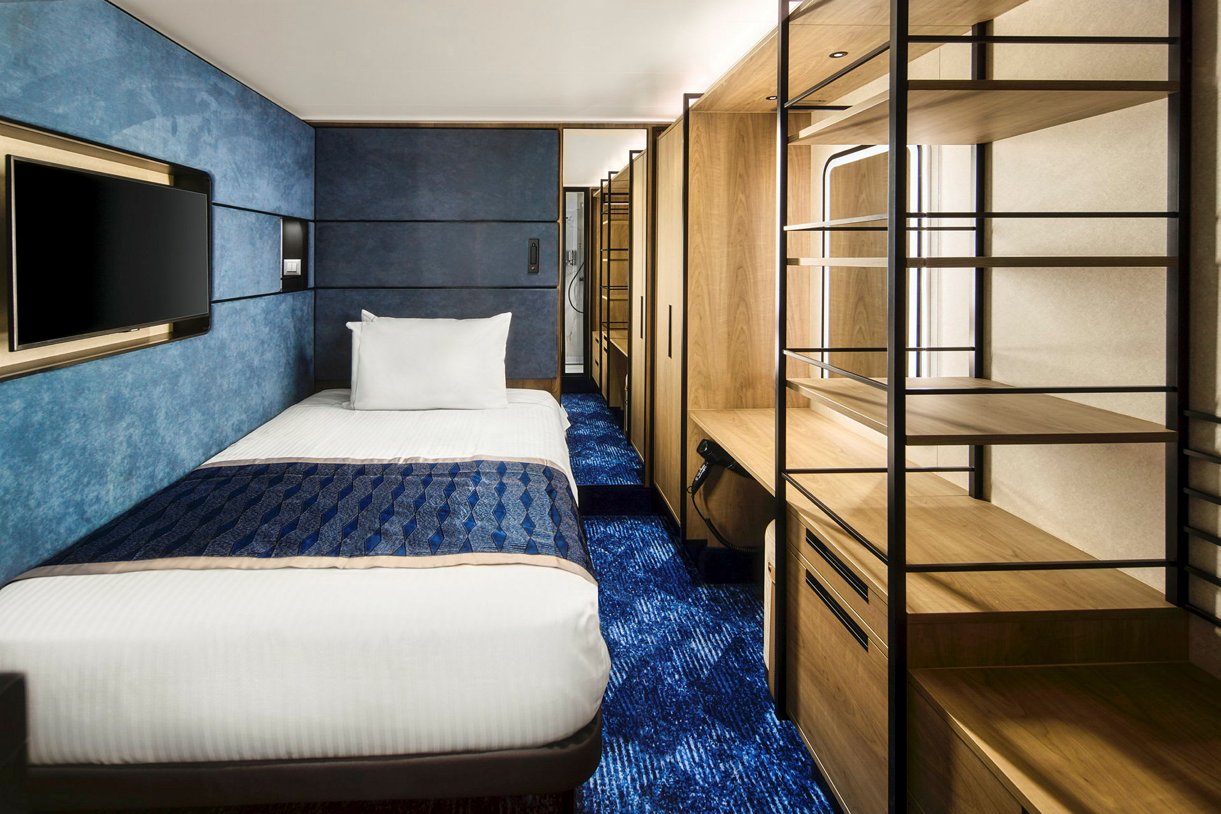 Moderne innredet hotellrom med en seng og oppbevaringsskap. (AI-generert tekst)