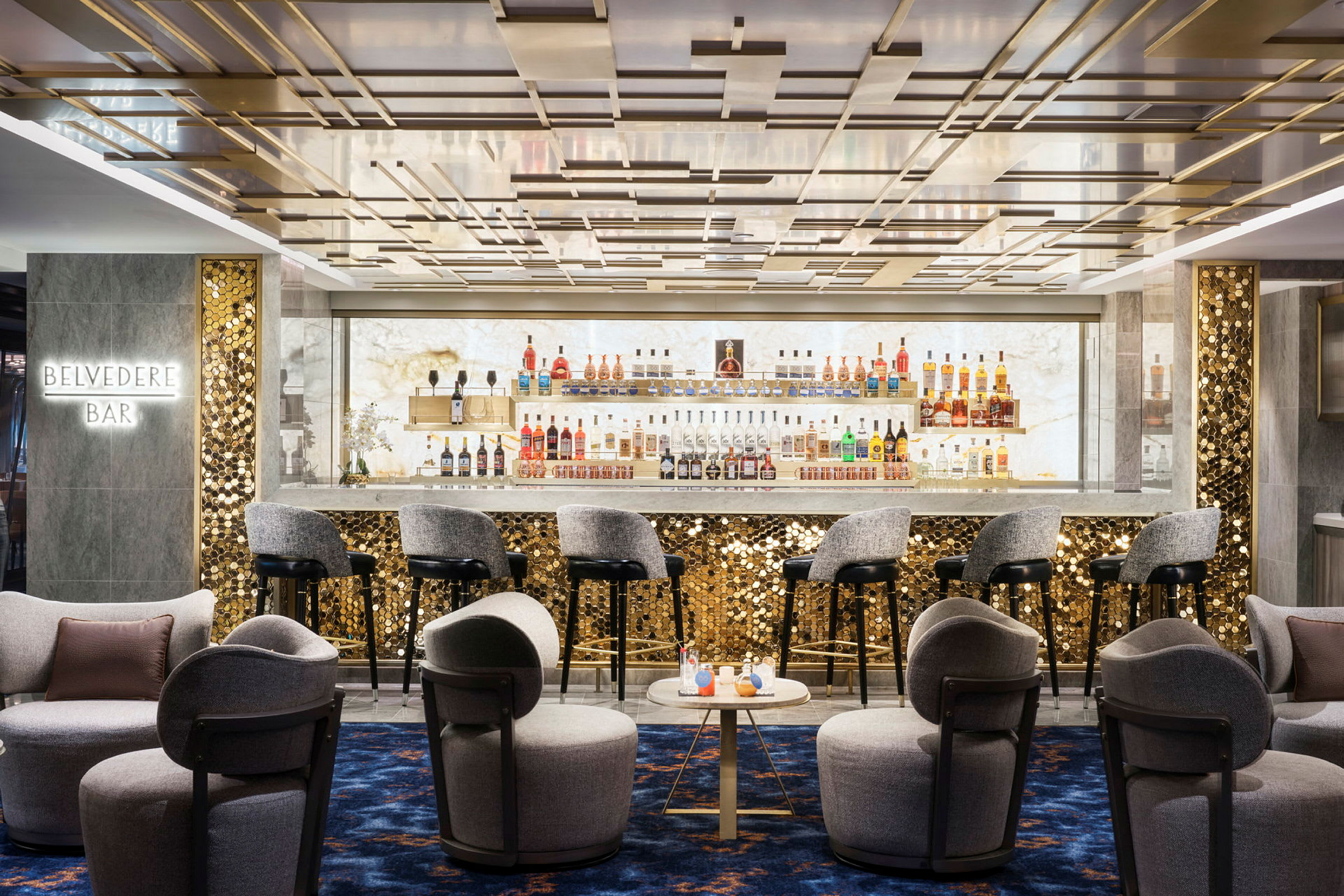 En elegant bar med gylne detaljer og komfortable sitteplasser. (AI-generert tekst)