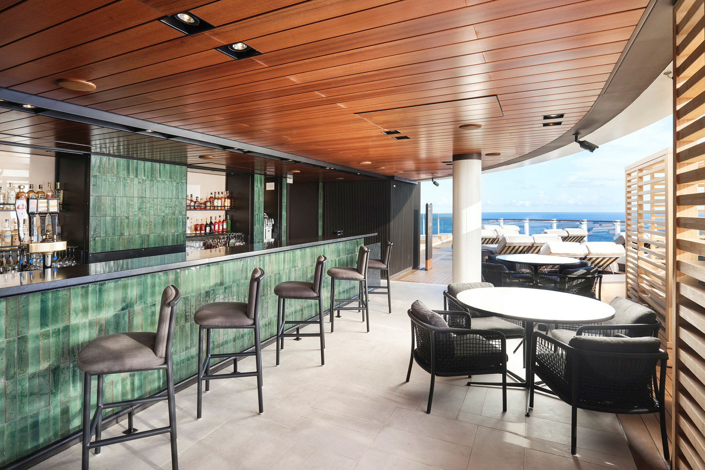 En bar og sittegruppe om bord på et skip med utsikt over havet. (AI-generert tekst)