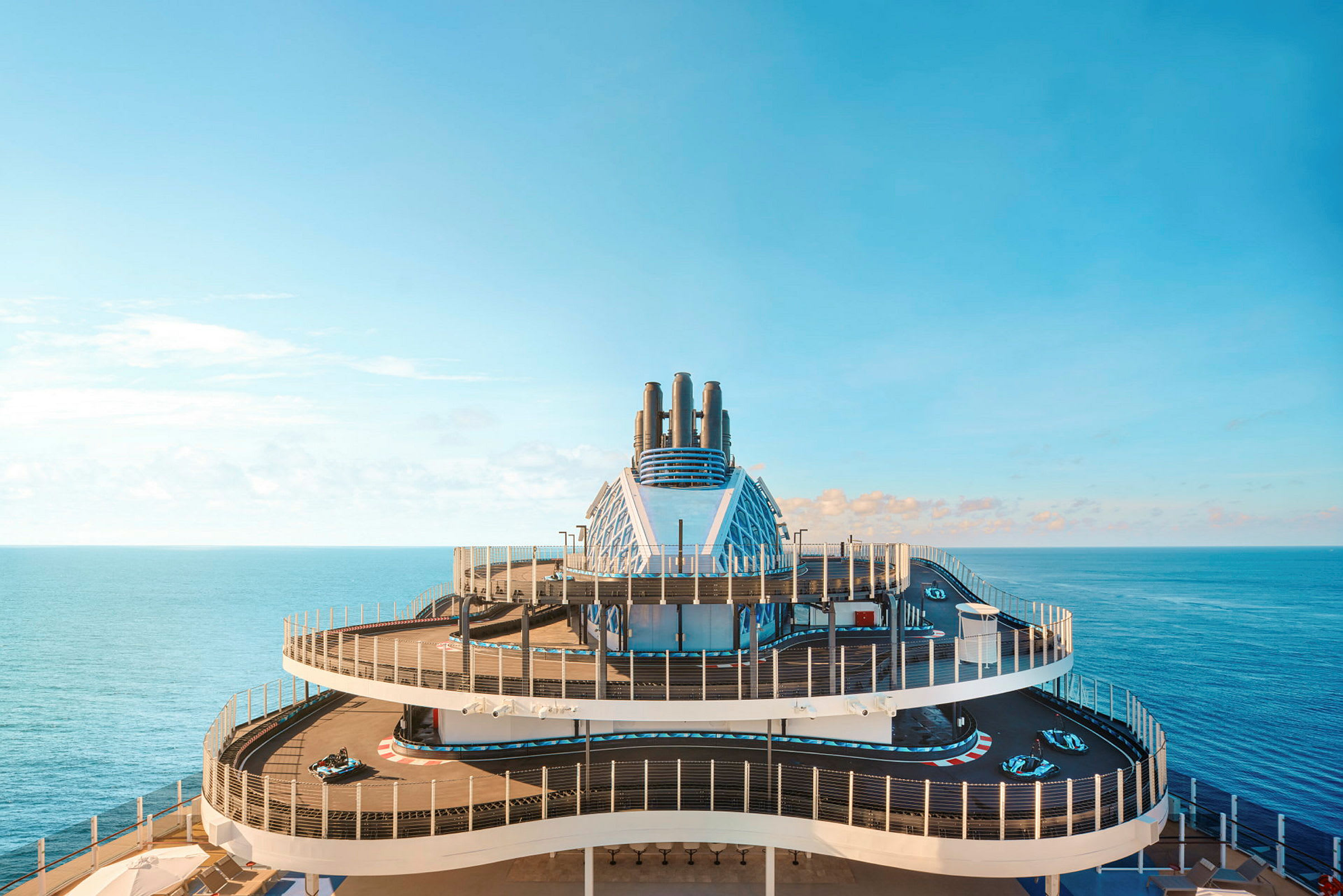 Øvre dekk på et cruiseskip med en gokartbane. (AI-generert tekst)