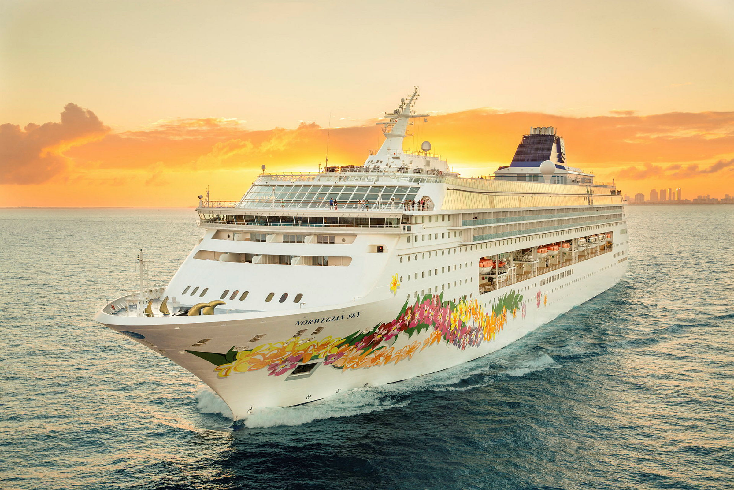 Cruiseskip på havet ved solnedgang. (AI-generert tekst)