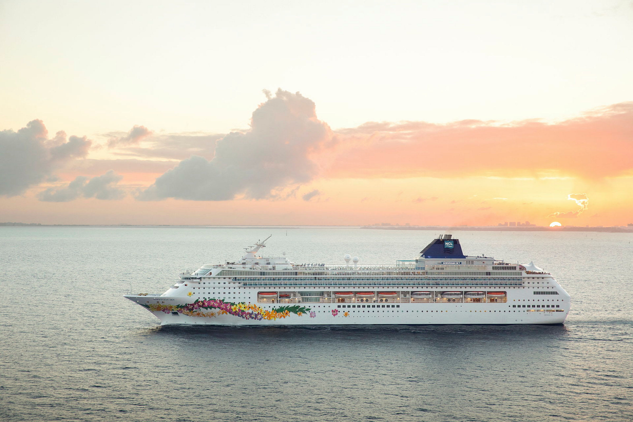 Et cruiseskip på en stille havsfjord ved solnedgang. (AI-generert tekst)