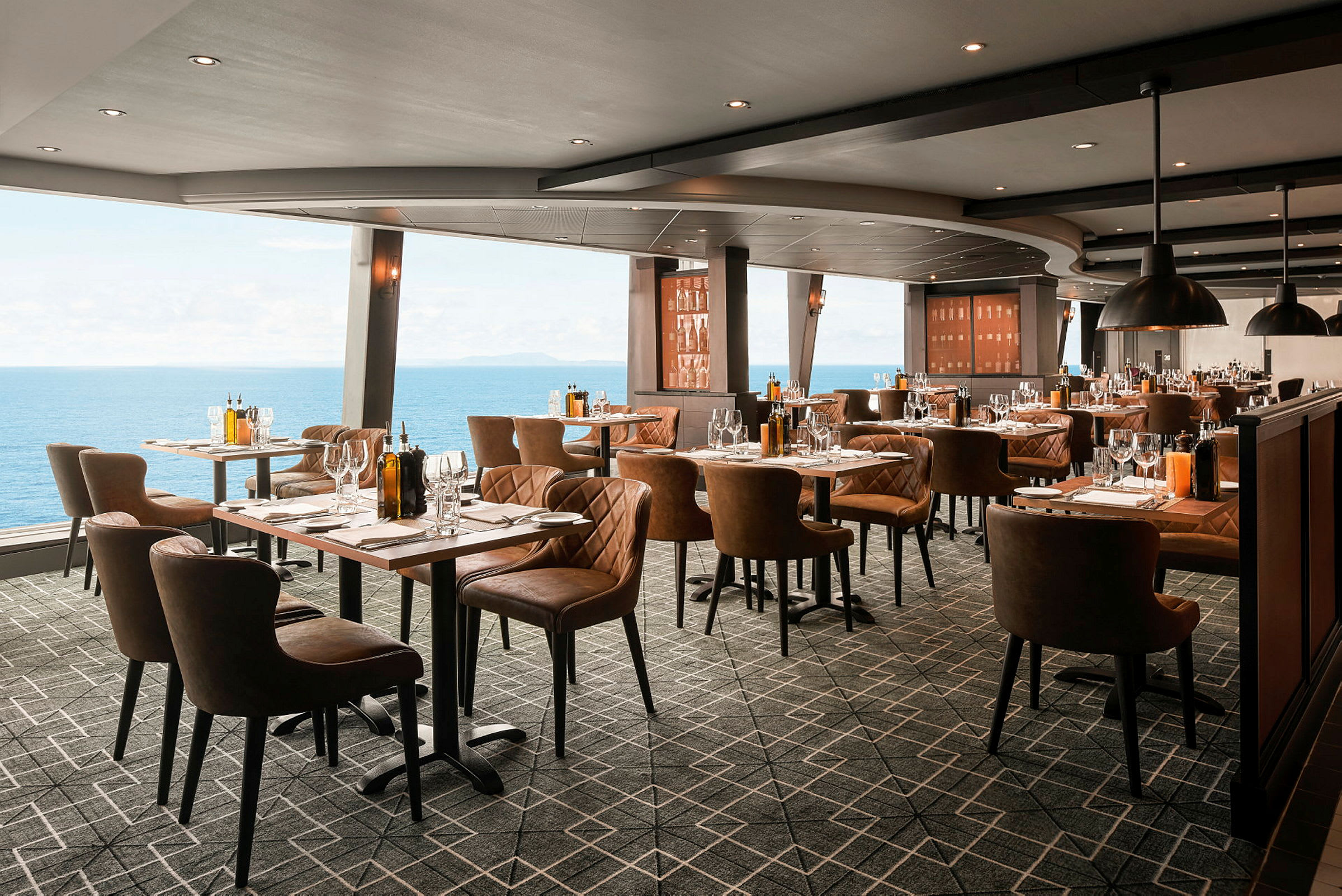 En elegant restaurant med panoramautsikt over havet. (AI-generert tekst)