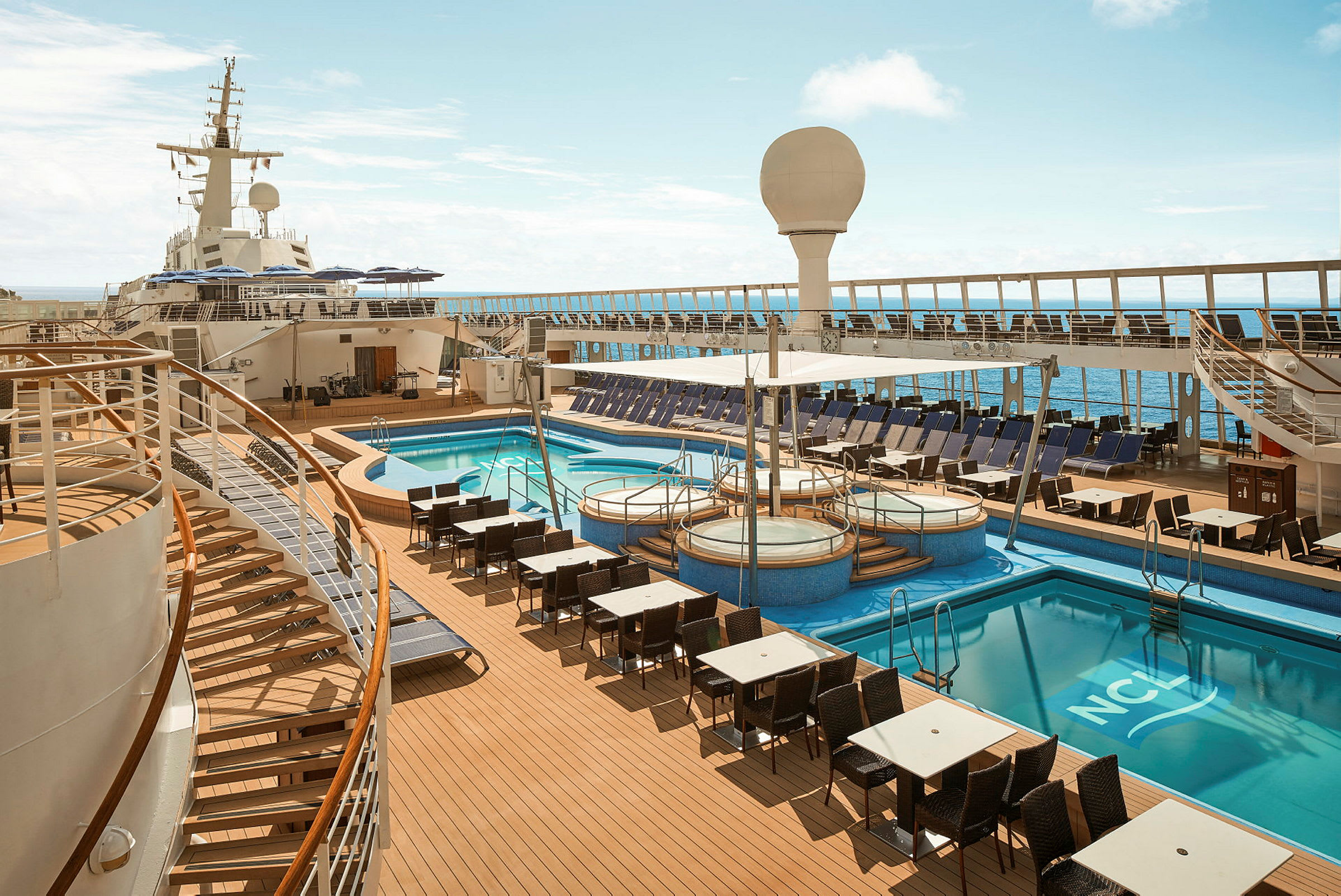 Bilde av bassengområdet på et cruiseskip. (AI-generert tekst)