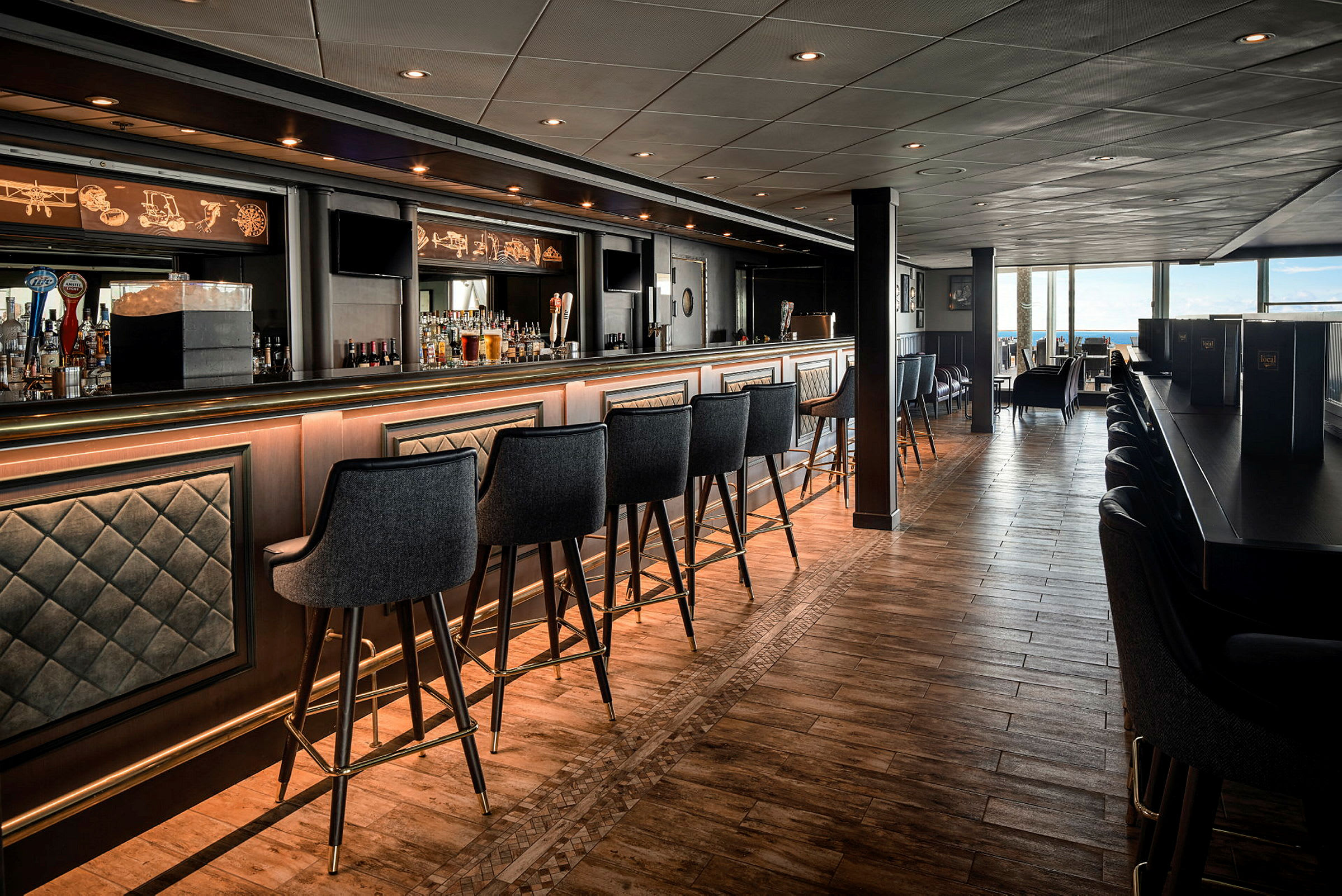 Interiørbilde av en elegant bar med høye barstoler og trekkeelementer. (AI-generert tekst)