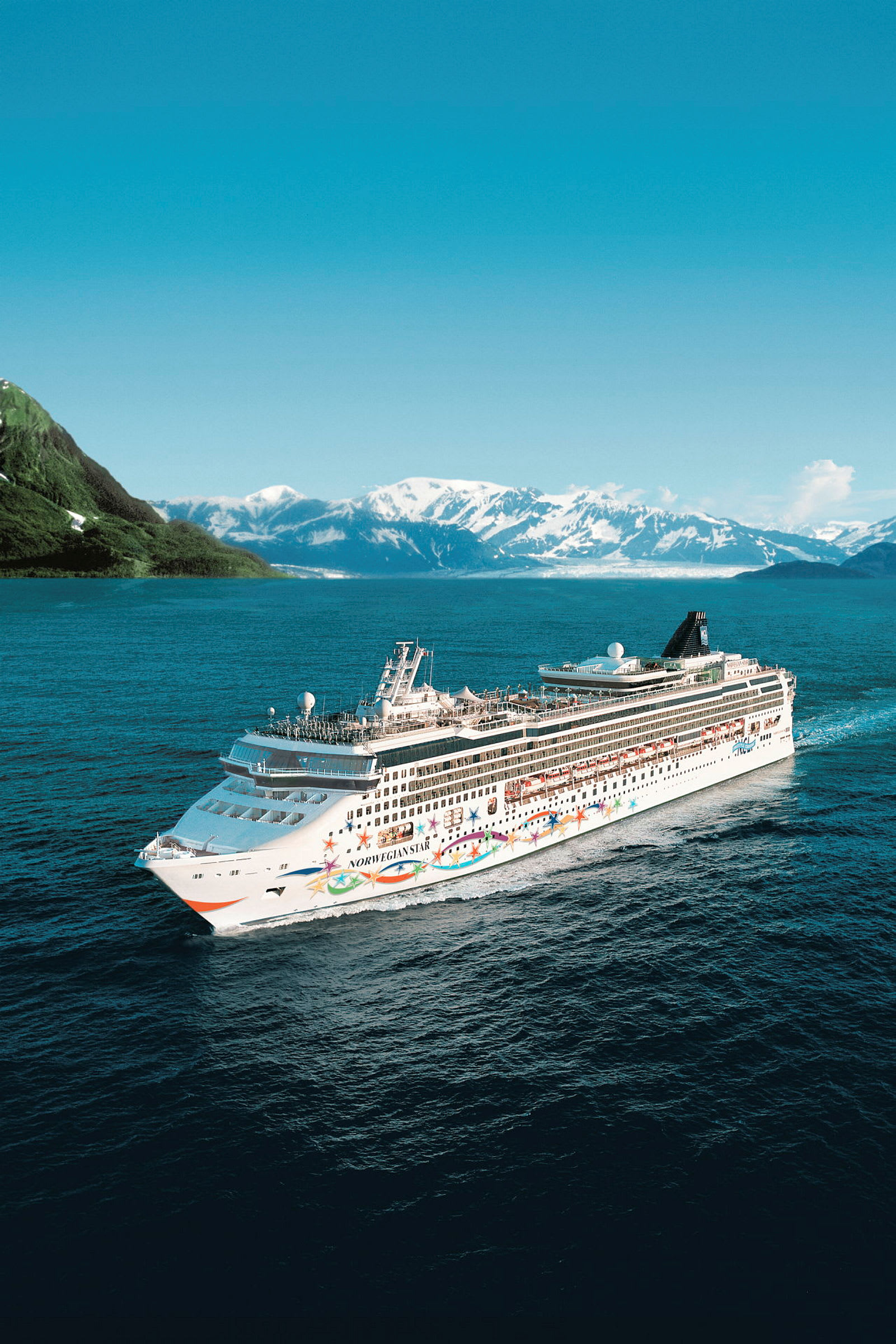 Et cruiseskip på åpent vann, med snødekte fjell i bakgrunnen. (AI-generert tekst)