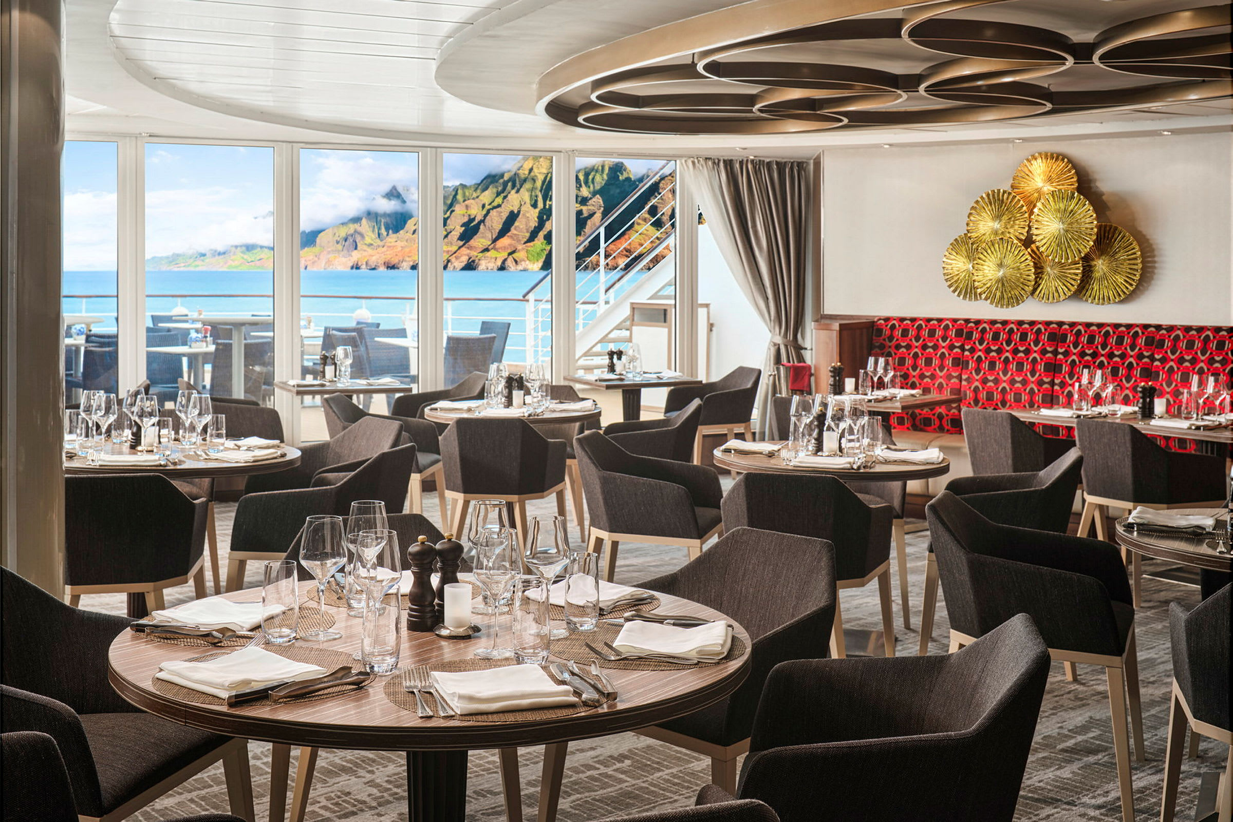 Restaurant med dekkede bord med utsikt over havet gjennom store vinduer. (AI-generert tekst)