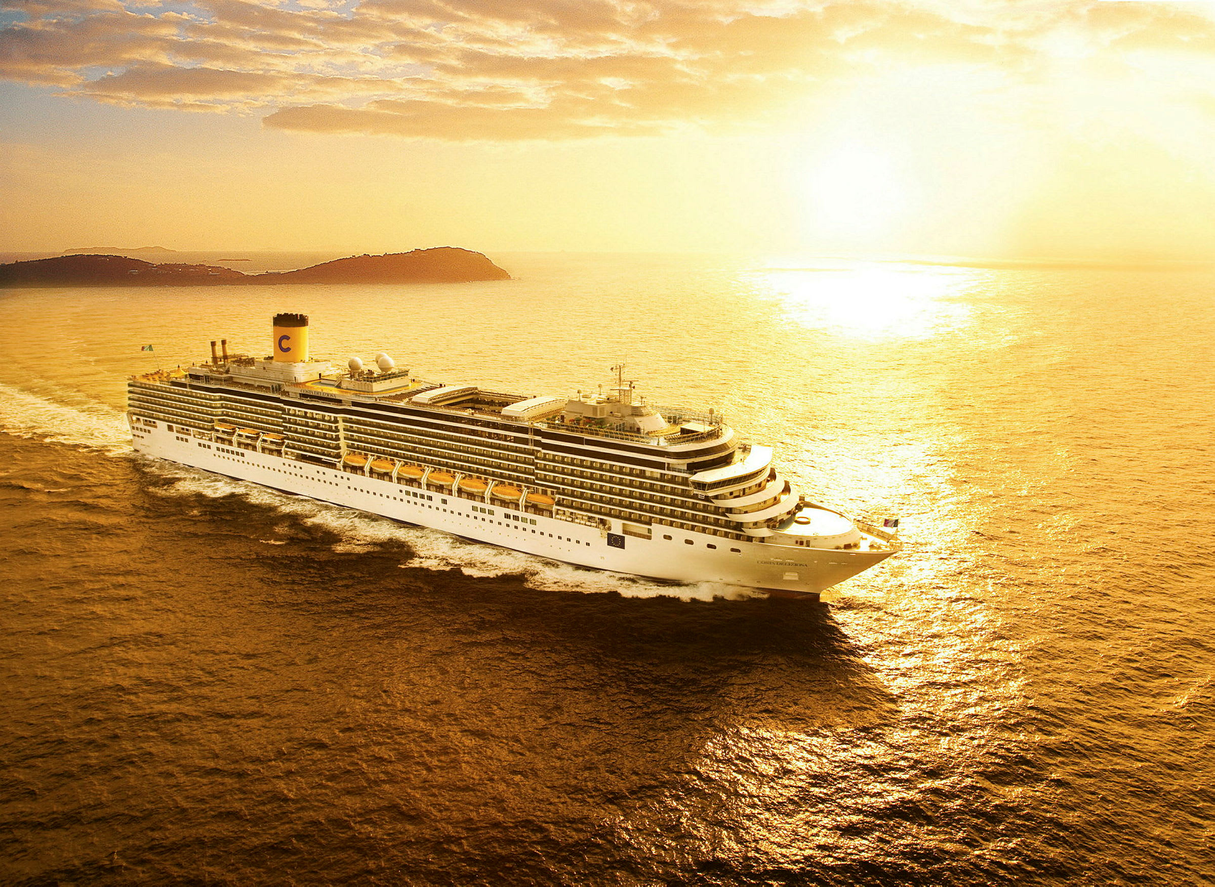 Et cruiseskip seiler på havet under solnedgangen. (AI-generert tekst)
