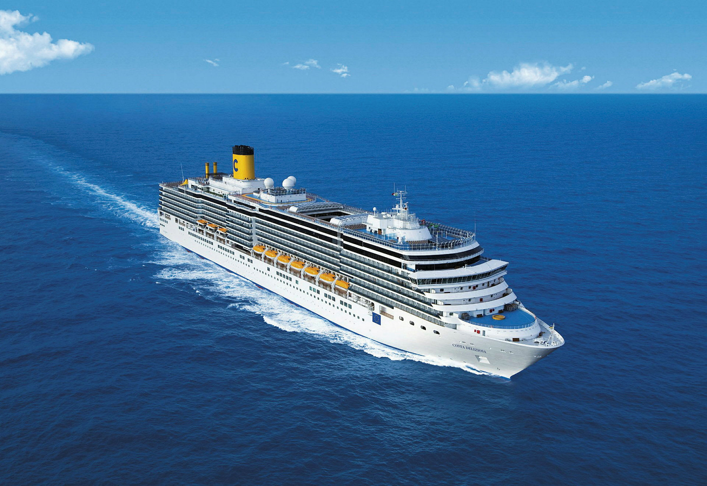 Et stort cruiseskip på åpent hav. (AI-generert tekst)