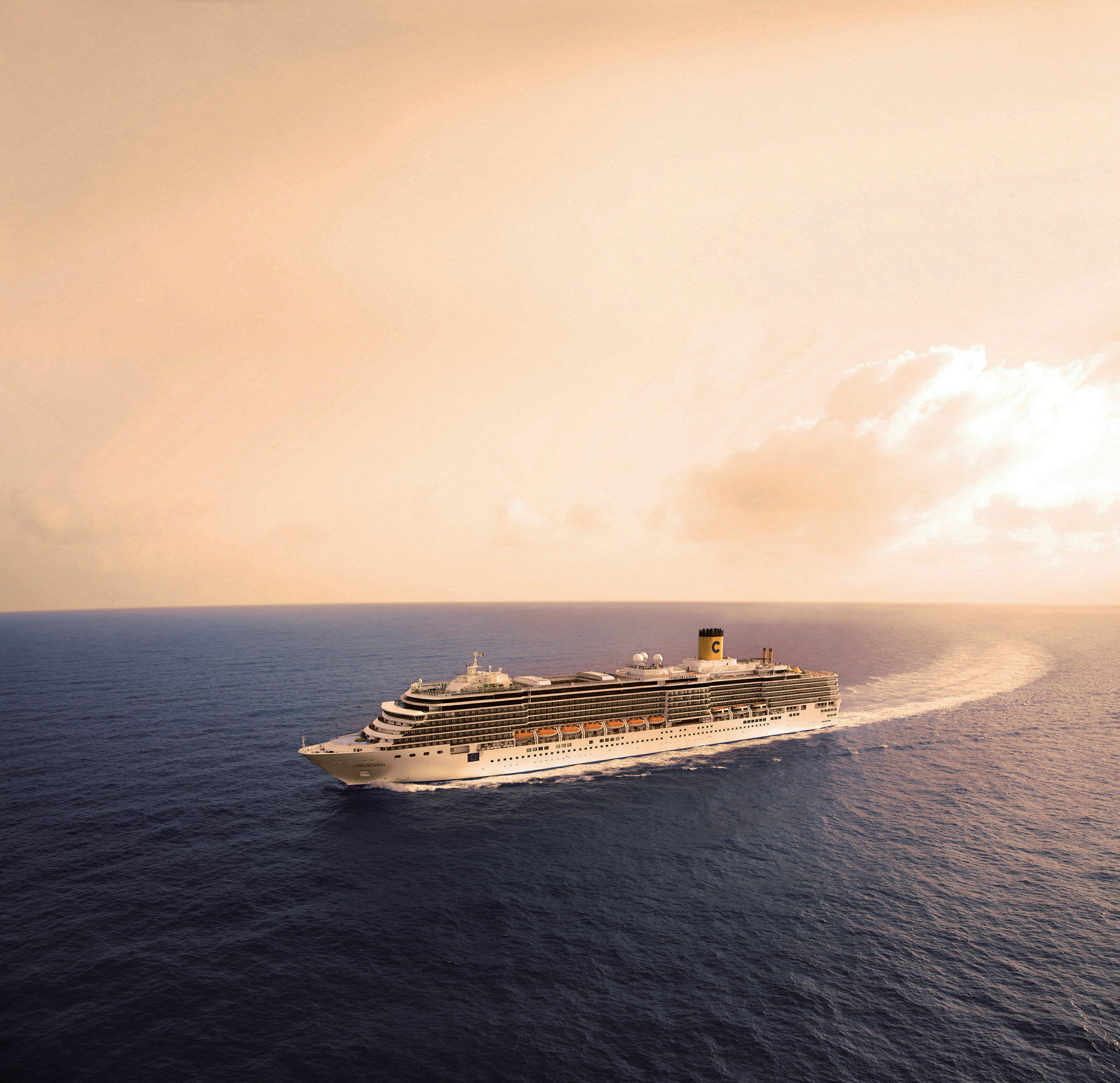Et cruiseskip seiler på havet under en varm oransje himmel. (AI-generert tekst)