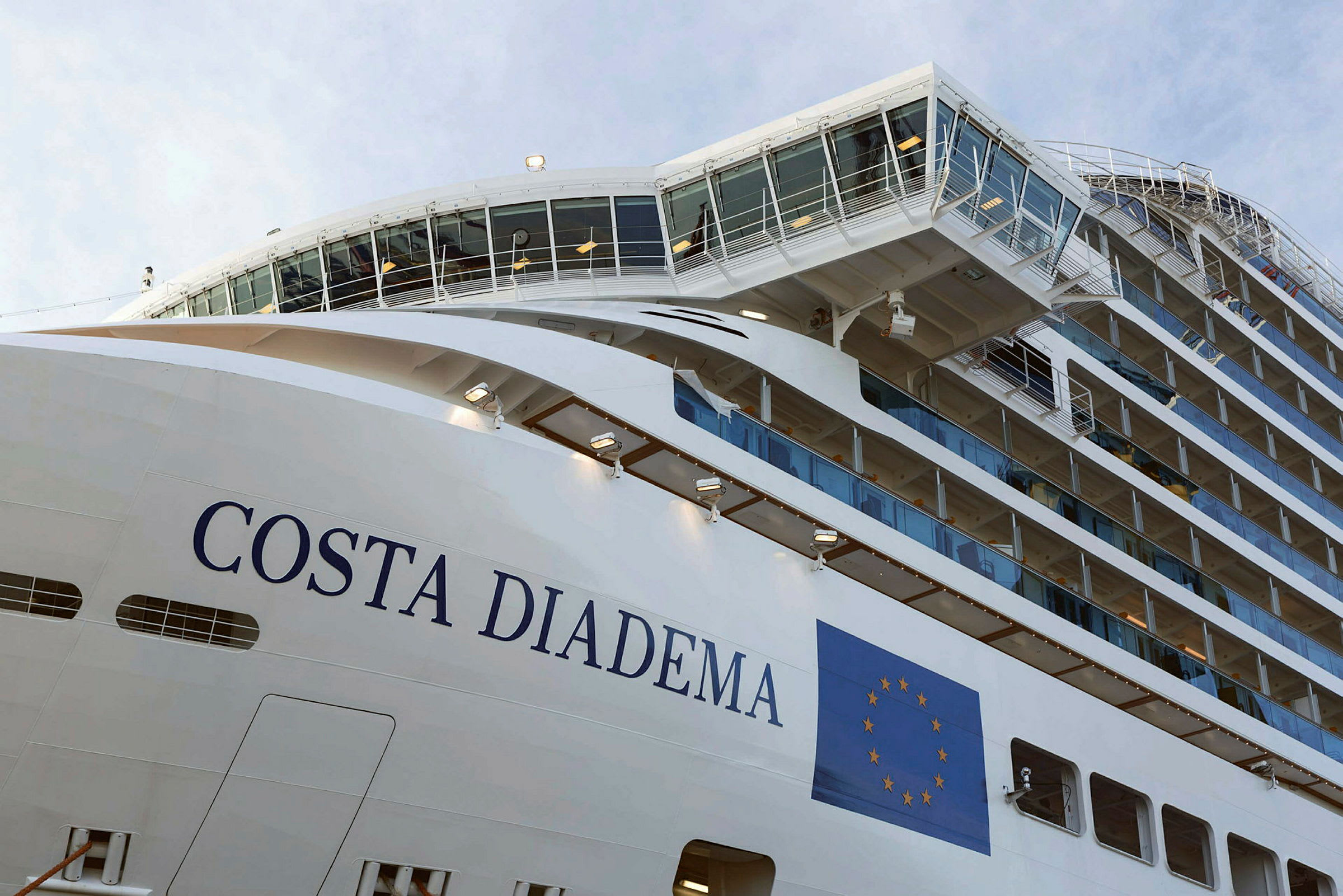 Costa Diadema cruiseskipets fasade med europeisk flagg synlig. (AI-generert tekst)