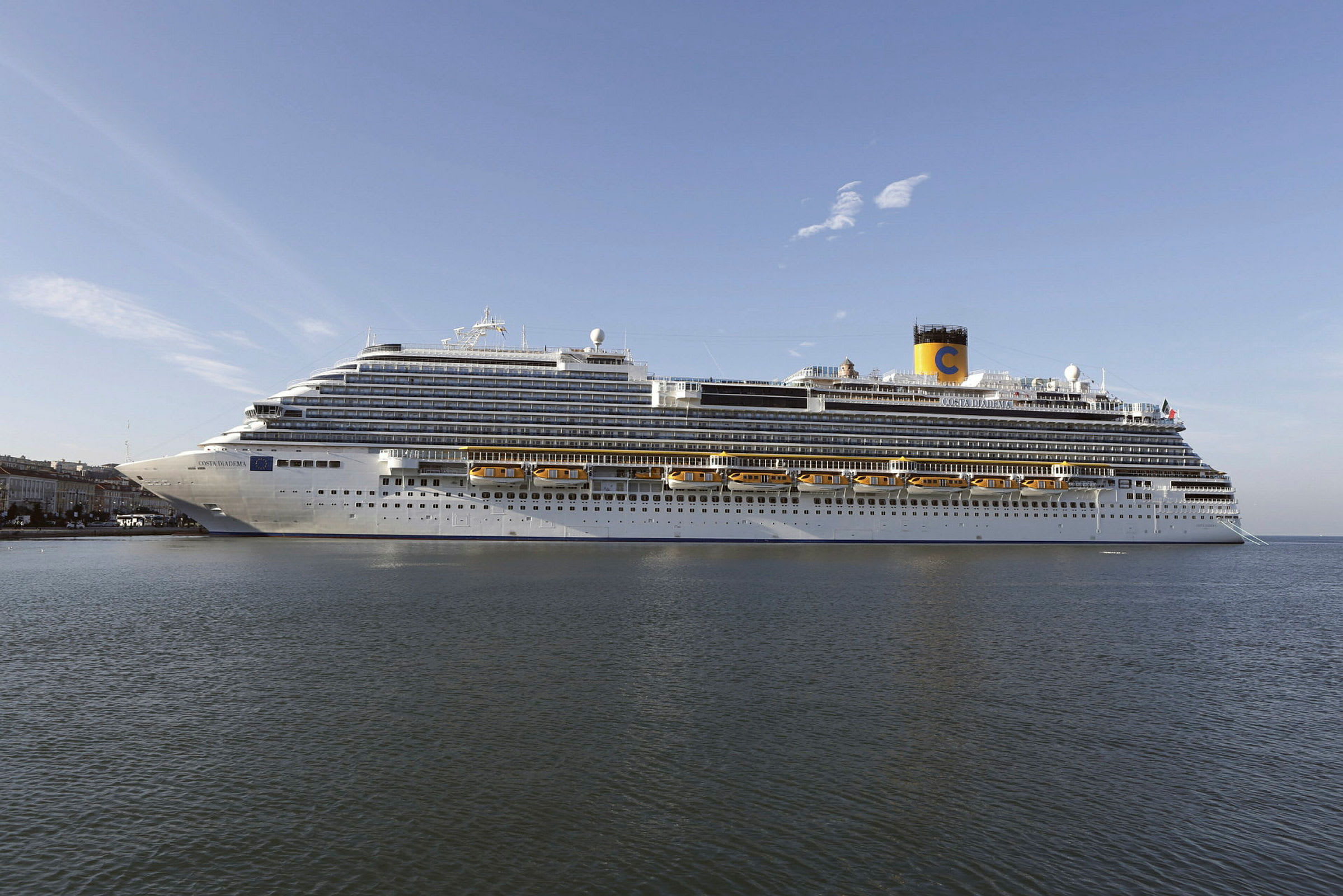 Et cruiseskip som ligger fortøyd ved kaien i en havn. (AI-generert tekst)