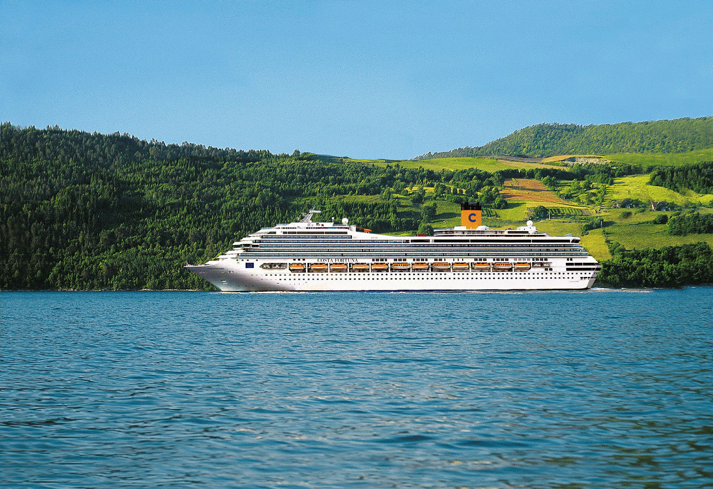 Et cruiseskip på en stille innsjø omgitt av frodige åser. (AI-generert tekst)