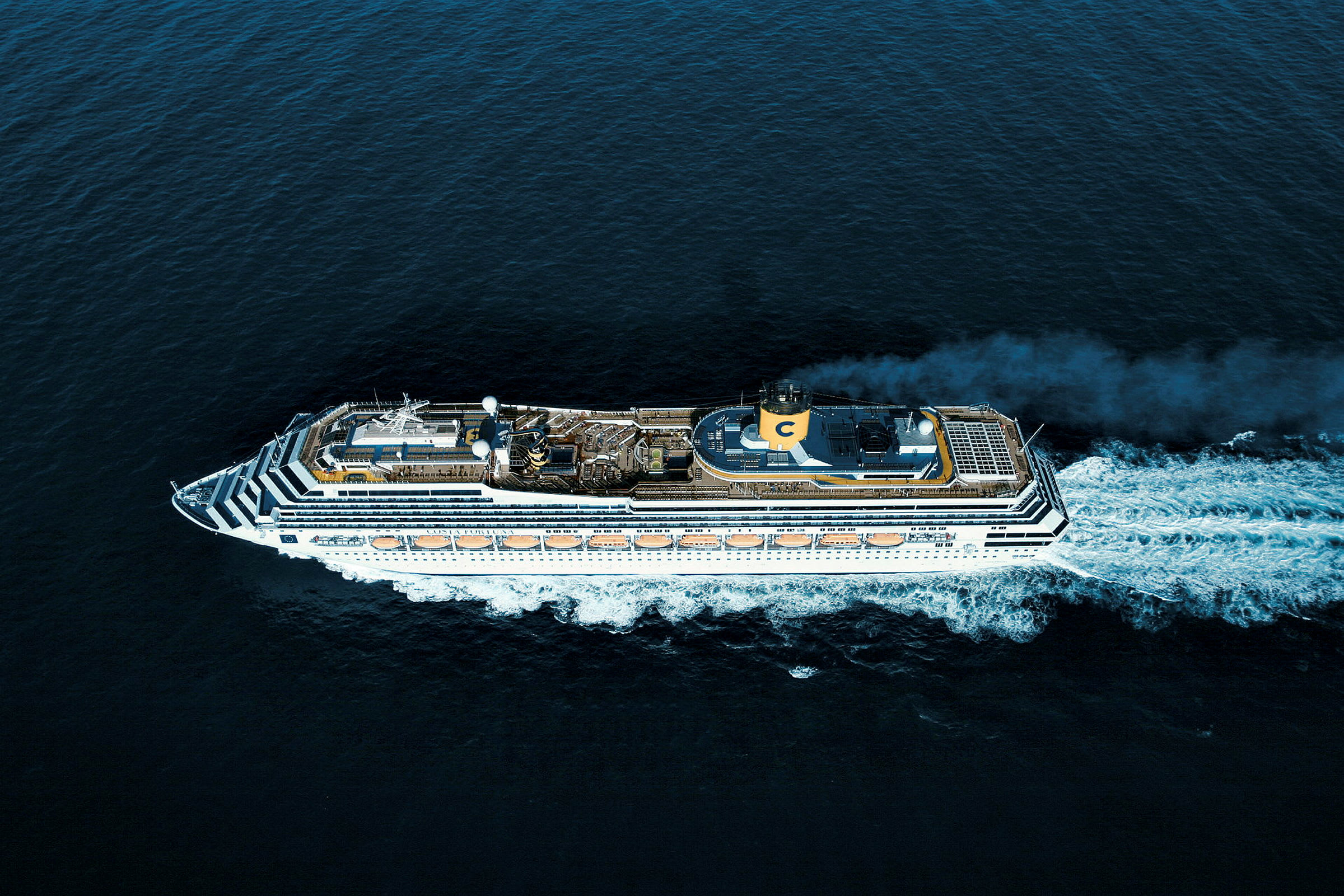 Luftfoto av et cruiseskip på åpent hav. (AI-generert tekst)