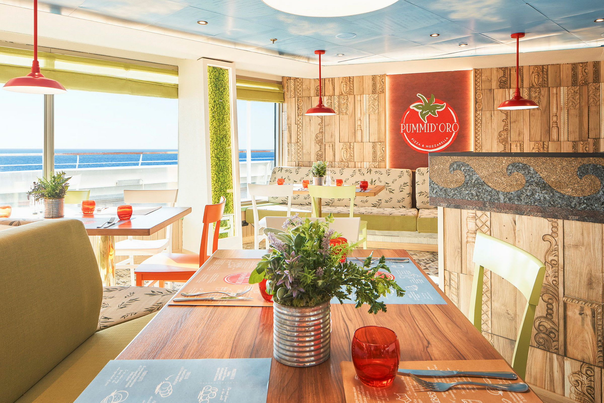 En lys restaurang med bord, stoler og planter, samt utsikt over havet. (AI-generert tekst)