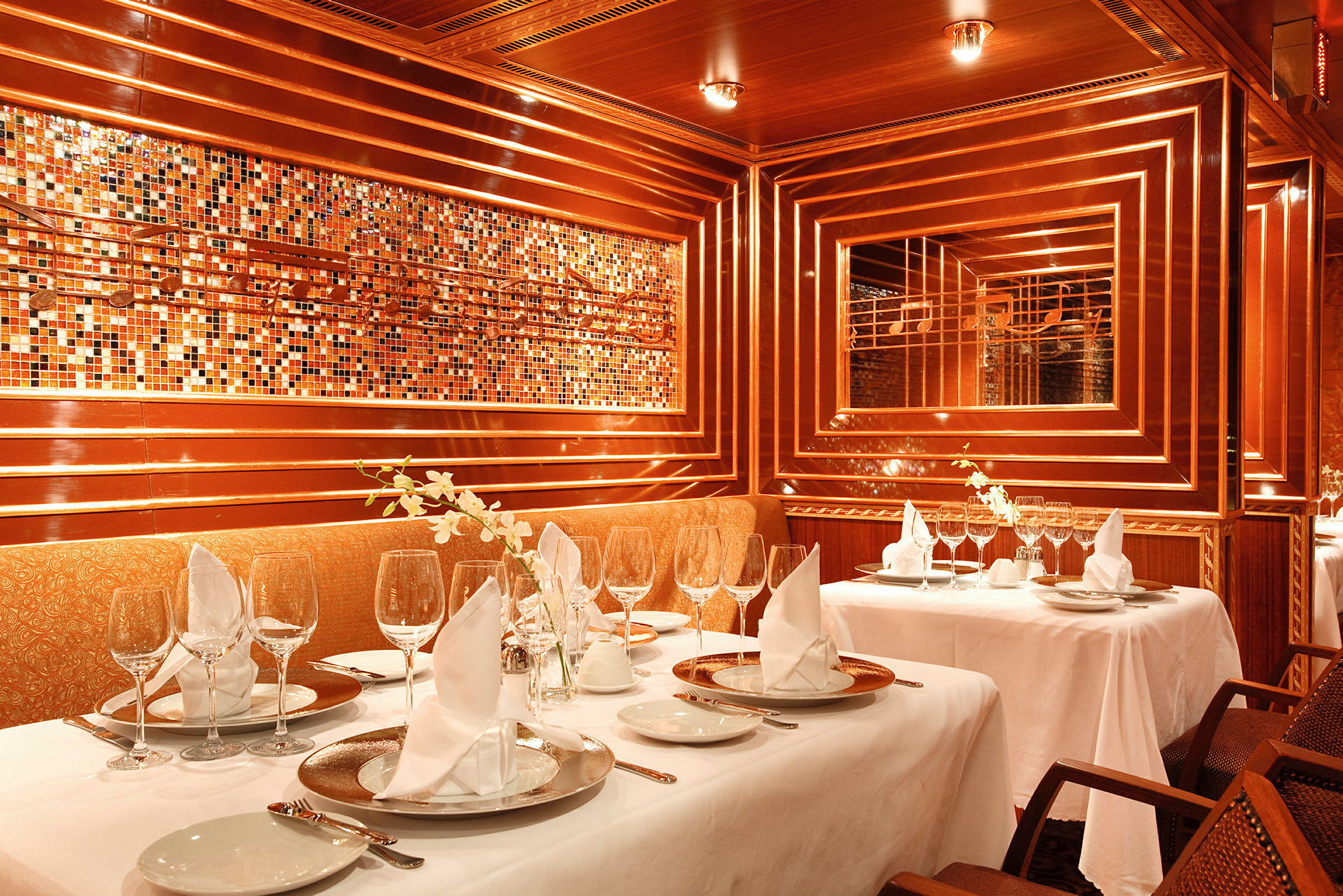 En elegant restaurant med dekkede bord, dekorasjoner og varme trepaneler. (AI-generert tekst)