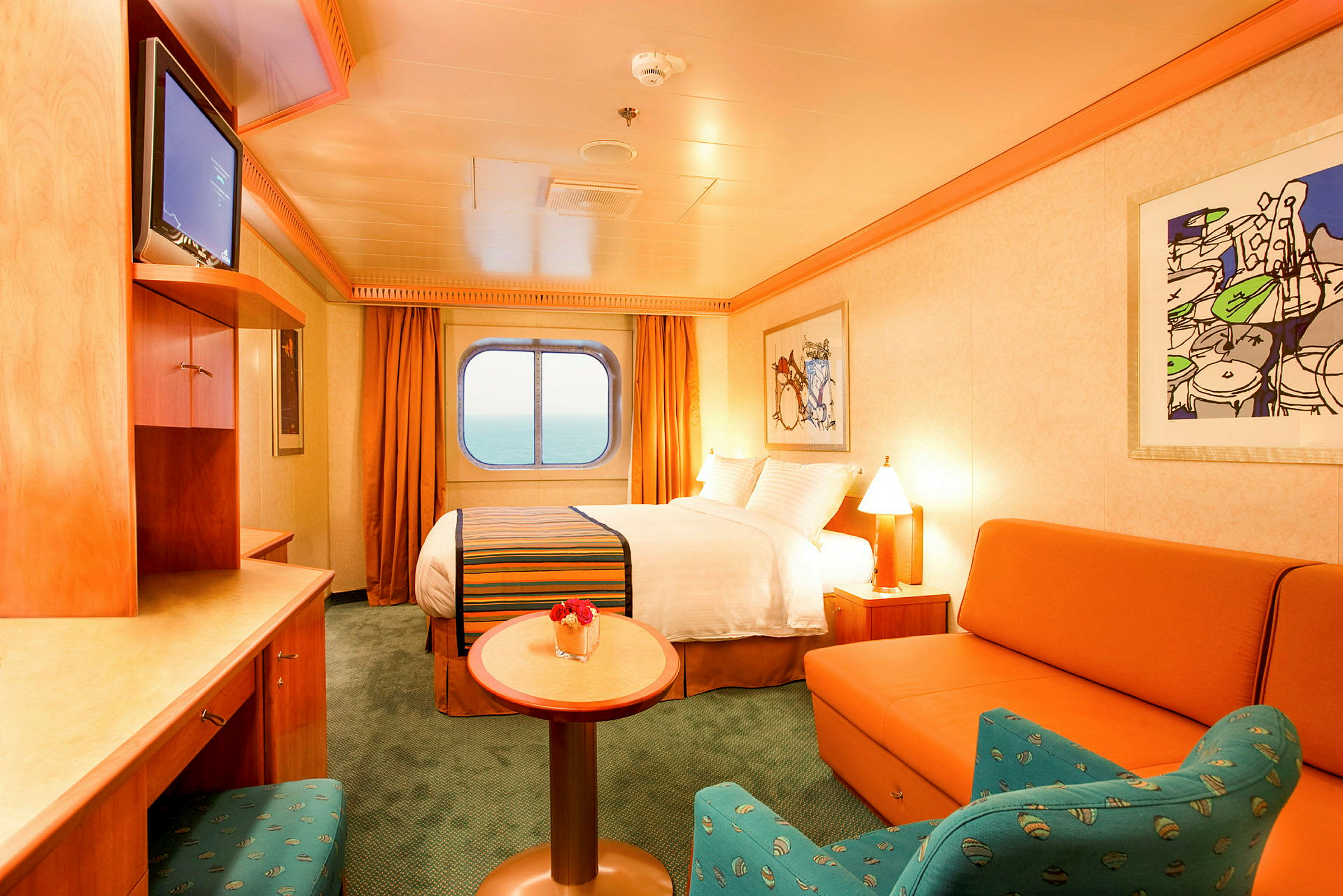 Interiør av en hotellsuite med seng, sofa, bord og stol fylt med lys fra et vindu. (AI-generert tekst)