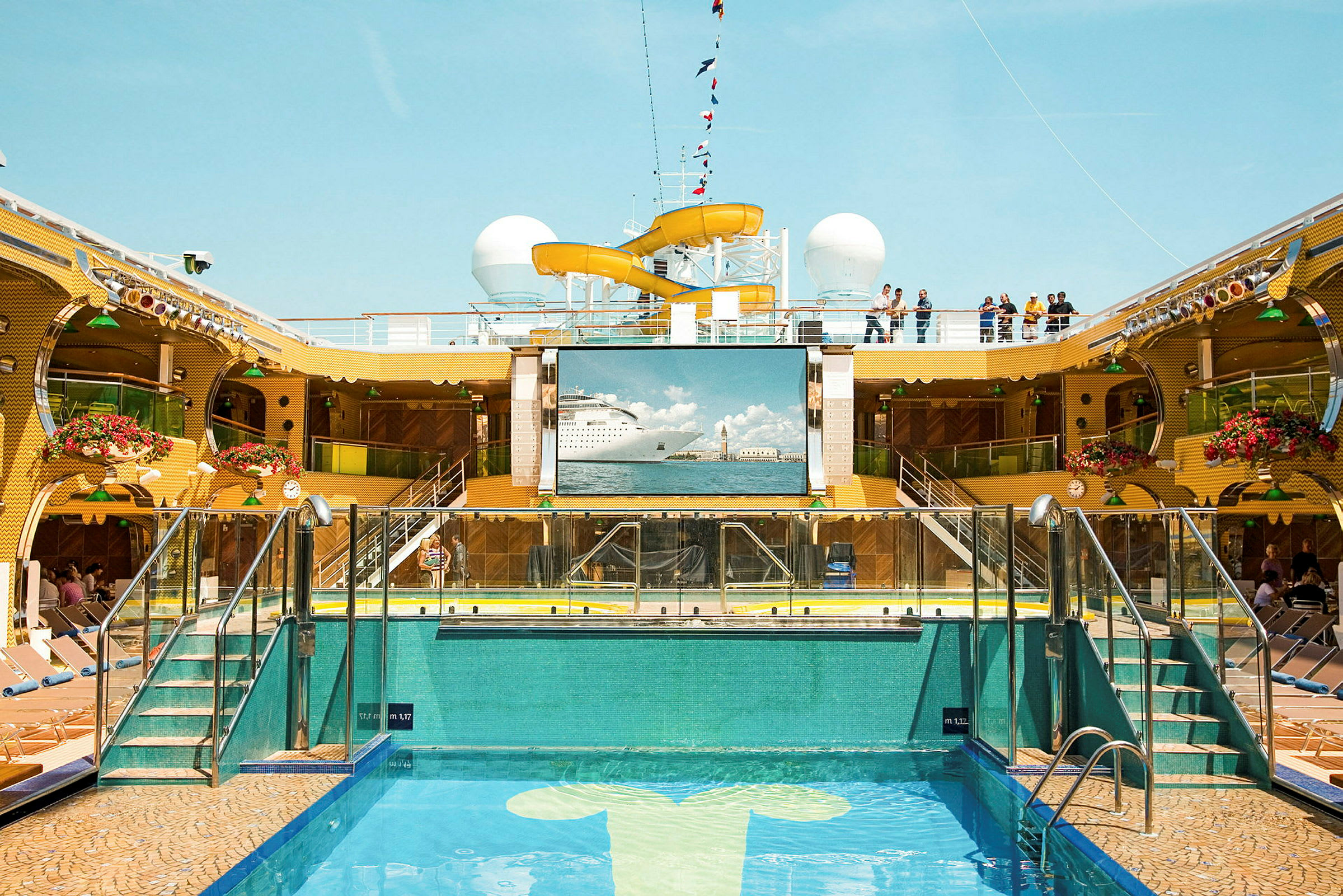 Bilde av bassengområdet på et cruiseskip med en stor skjerm. (AI-generert tekst)