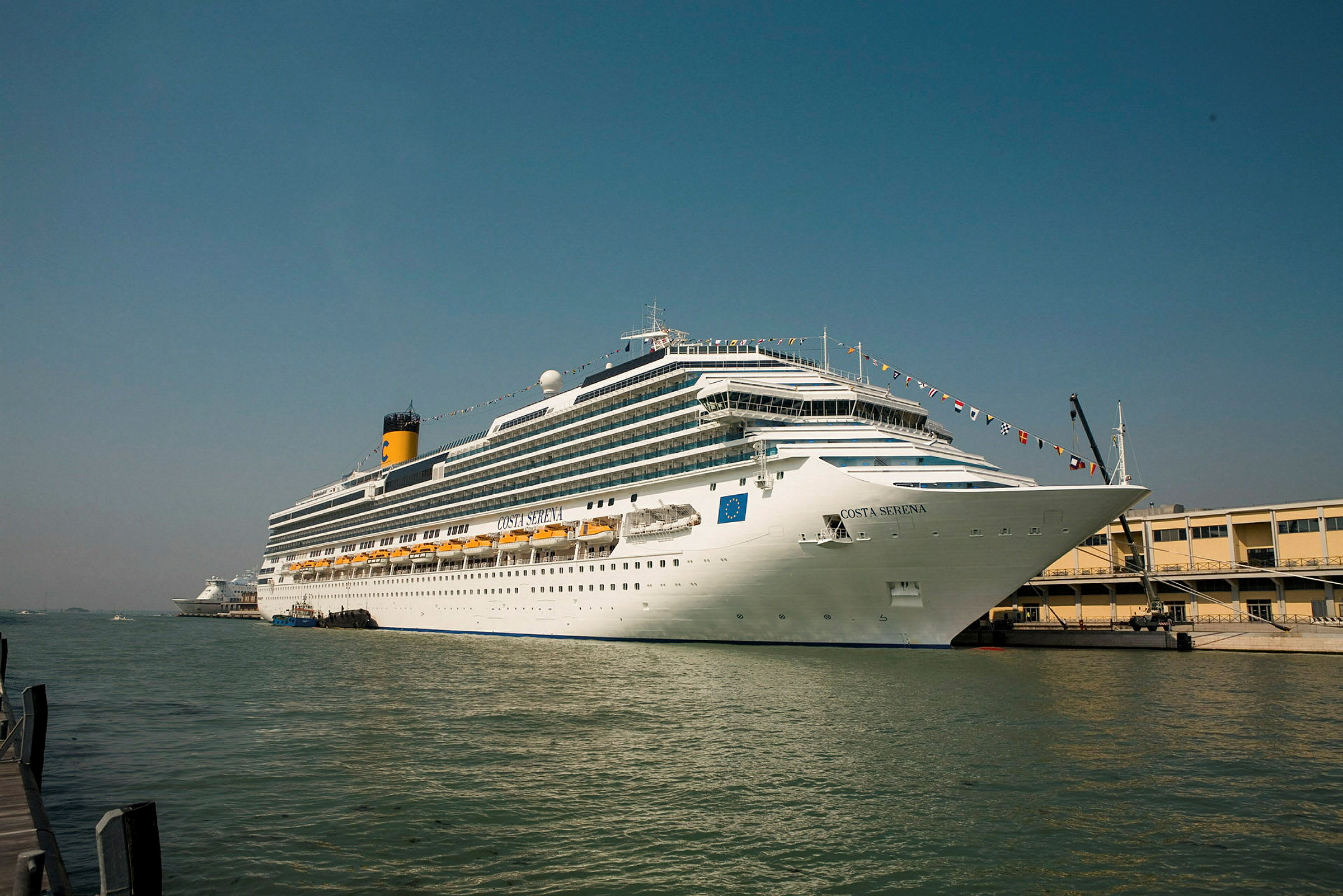 Et cruiseskip ved en brygge. (AI-generert tekst)
